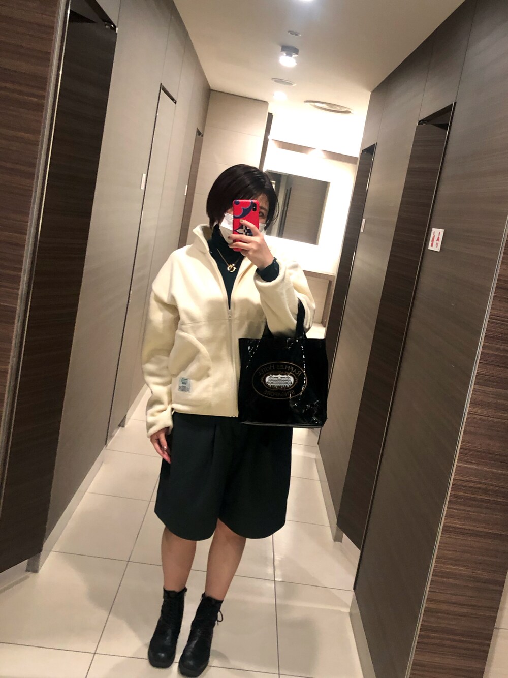 「ハーフパンツ、おしゃれさんと繋がりたい、パンツスタイル、ブーツ、タートルネック」｜「FERRAGAMOのアイテム（ネックレス、ゴールド系）」を使った、🌜うししの🌛さん（レディース・157cm）の春コーディネートの1枚目の写真
