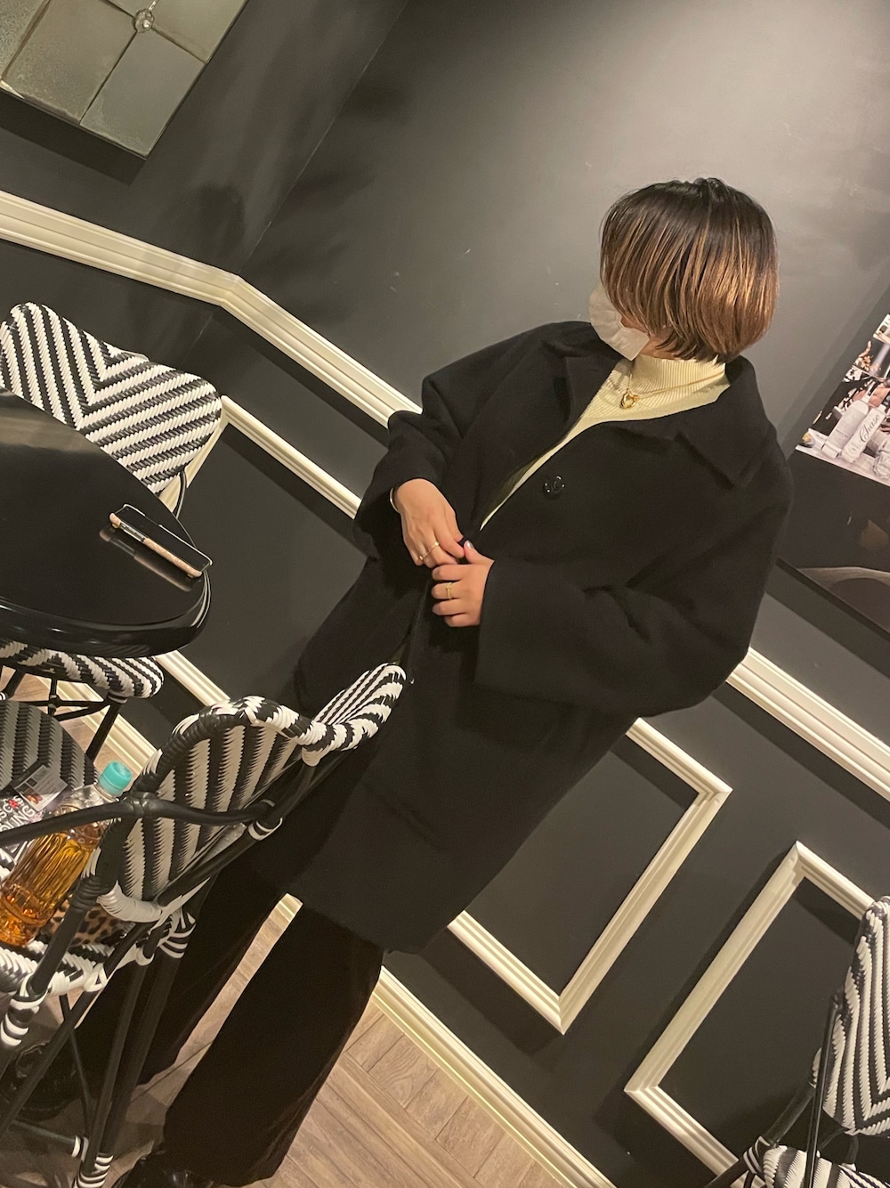 「ブラック、ブラックコーデ、シンプル、おしゃれさんと繋がりたい、パンツスタイル、冬コーデ、フレアパンツ、ブラウン、春ニット、ロングコート、ベロア」｜「Harrodsのアイテム（ジャケット/アウター、ブラック系）」を使った、🌜うししの🌛さん（レディース・157cm）の春コーディネートの1枚目の写真