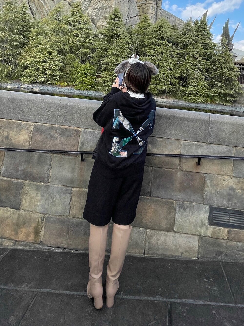 「着回しコーデ、おしゃれさんと繋がりたい、ロングブーツ、USJ、パーカー」｜「off whiteのアイテム（パーカー、ブラック系）」を使った、🌜うししの🌛さん（レディース・157cm）の春コーディネートの1枚目の写真