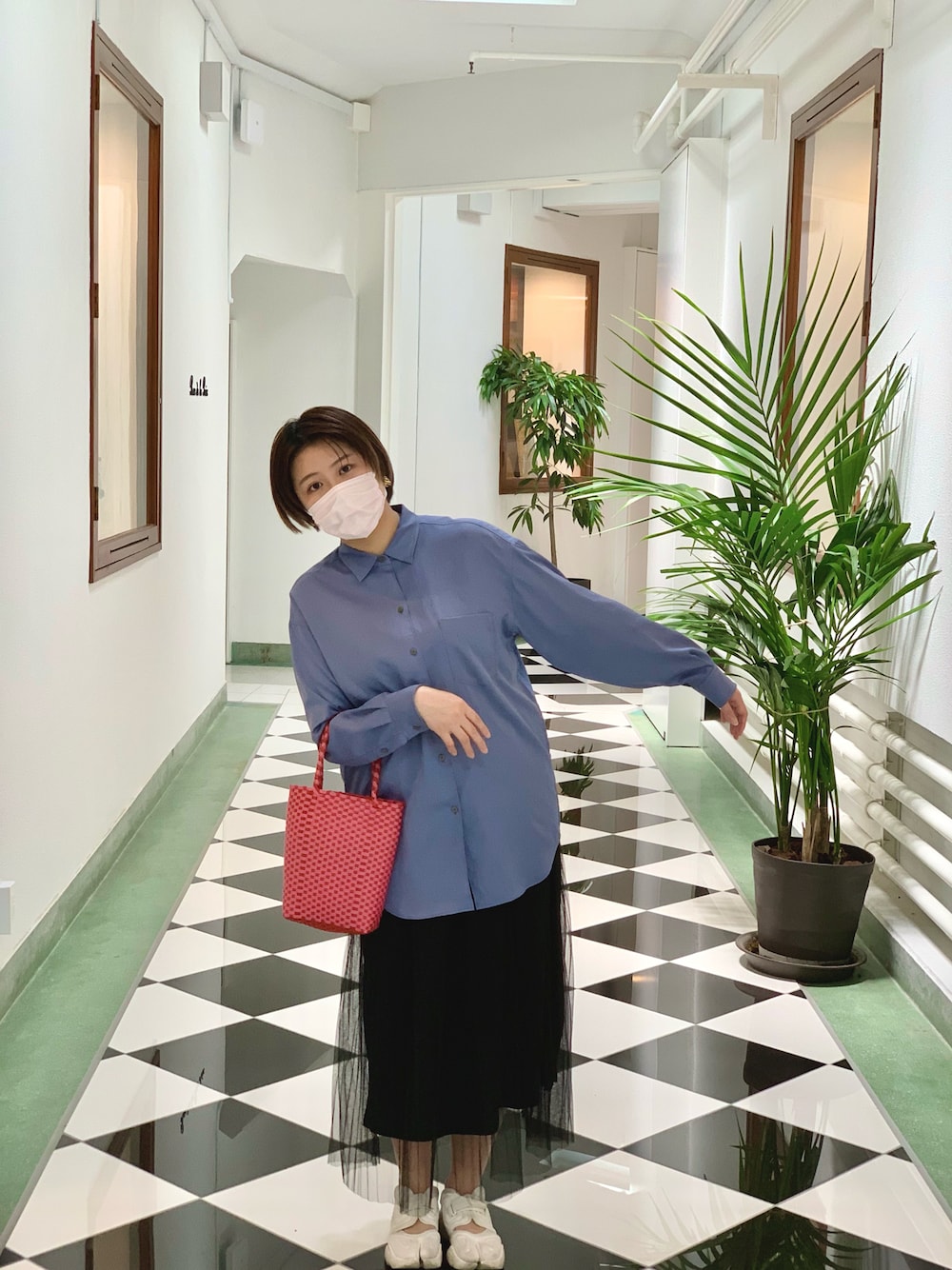 「シャツスタイル、ピンク、ブルー、チュールスカート、春夏コーデ、きれいめカジュアル、リラックススタイル、ビッグシルエット、ロングスカート、NIKE、カジュアルコーデ、ootd、カジュアル」｜「LOWRYS FARMのカラフルアミアミバッグ　260825（かごバッグ、レッド系）」を使った、🌜うししの🌛さん（レディース・157cm）の春コーディネートの1枚目の写真