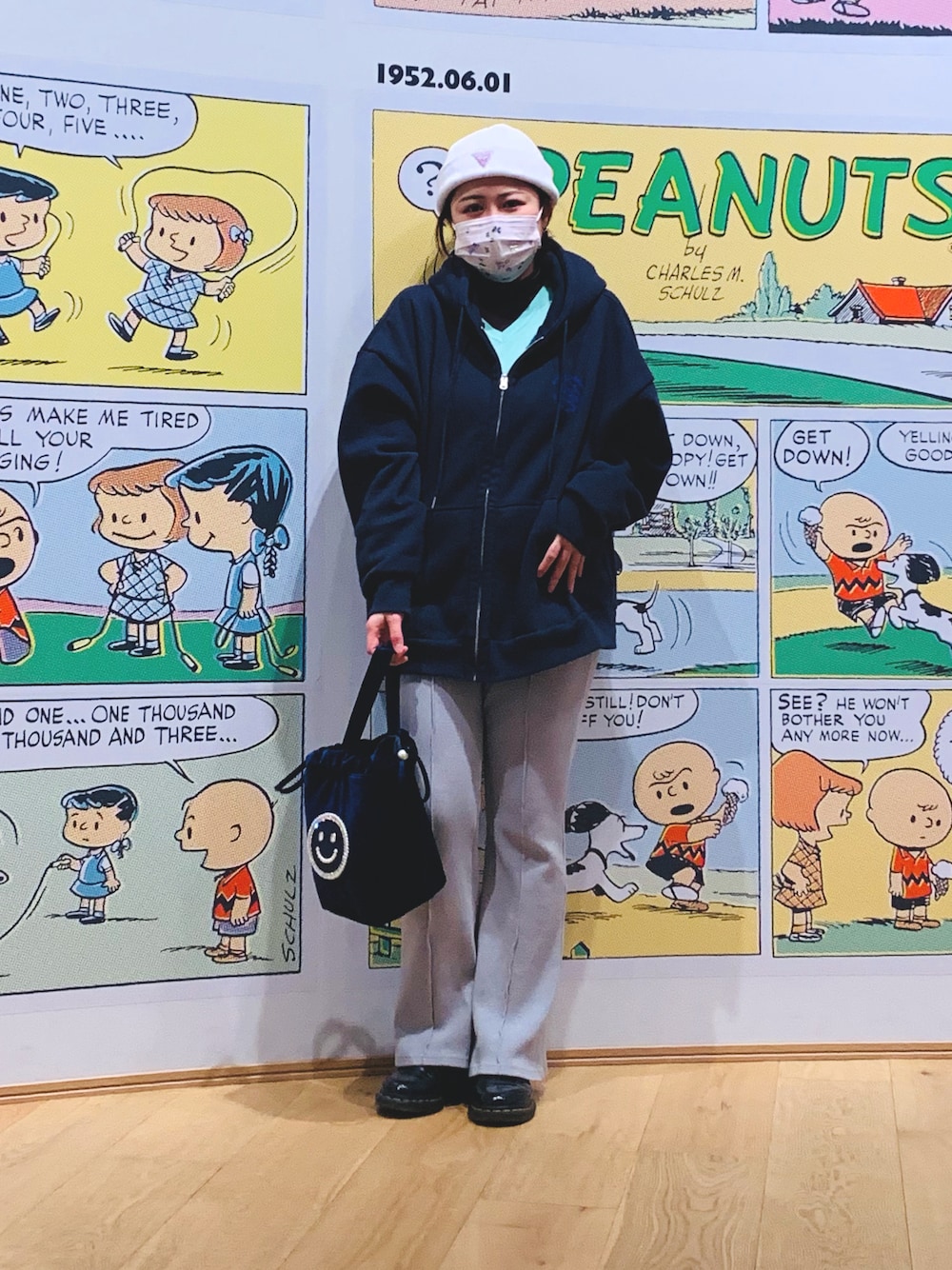 「パーカー、パンツスタイル、おしゃれさんと繋がりたい、ストリート、Dr.Martens、ネイビー、ビーニー、ラクチンコーデ、オーバーサイズ」｜「GuessのTriangle Logo Beanie（ニットキャップ/ビーニー、ホワイト系）」を使った、🌜うししの🌛さん（レディース・157cm）の春コーディネートの1枚目の写真