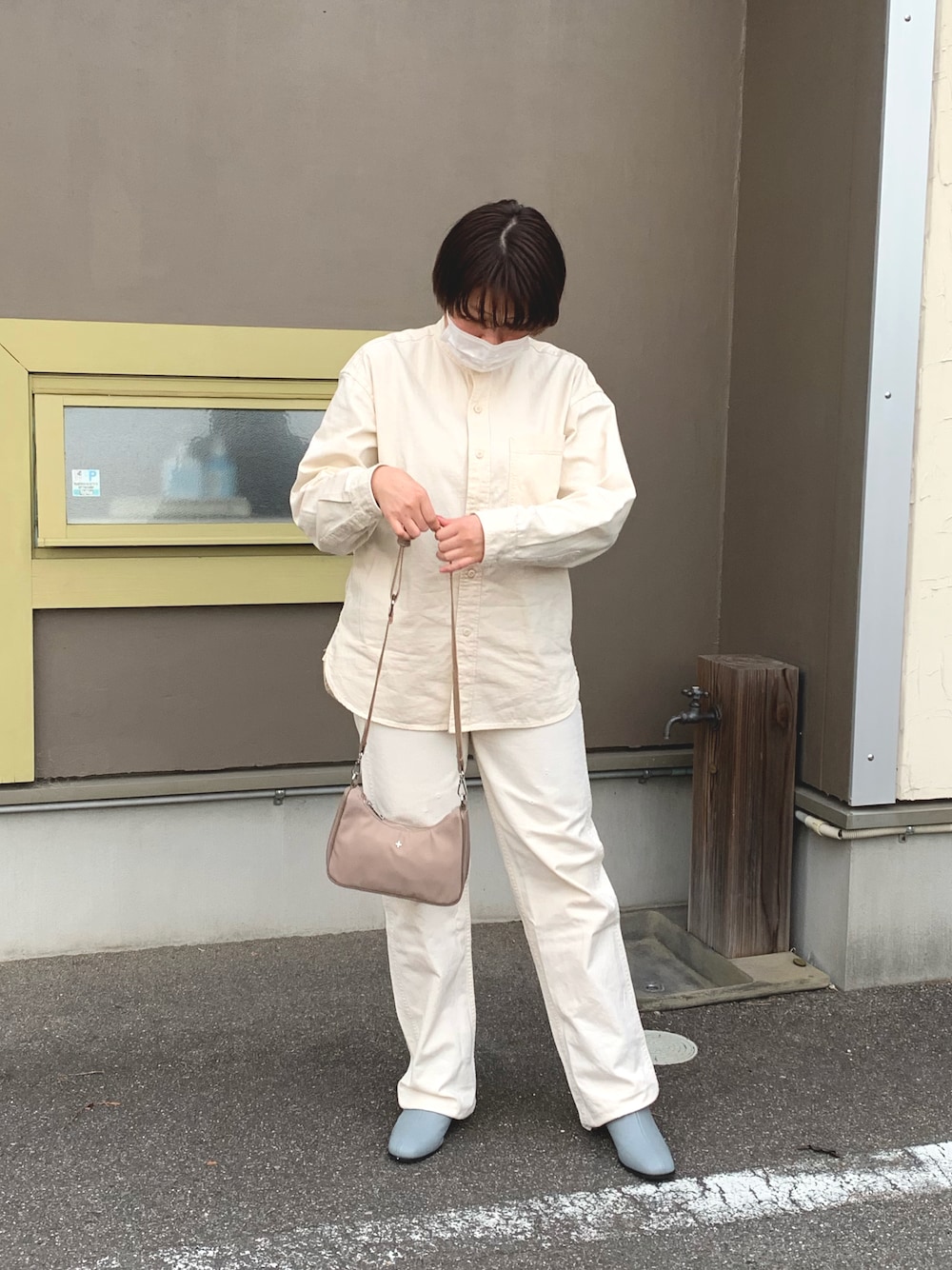 「ホワイト、ホワイトコーデ、ホワイトデニム、ホワイトパンツ、ブーツ、ワントーンコーデ、おしゃれさんと繋がりたい、古着MIX、古着、春コーデ、シンプル、大人カジュアル、カジュアルコーデ、白パンツ、デニムっていいよね」｜「UNIQLOのアイテム（シャツ/ブラウス、ベージュ系）」を使った、🌜うししの🌛さん（レディース・157cm）の春コーディネートの1枚目の写真