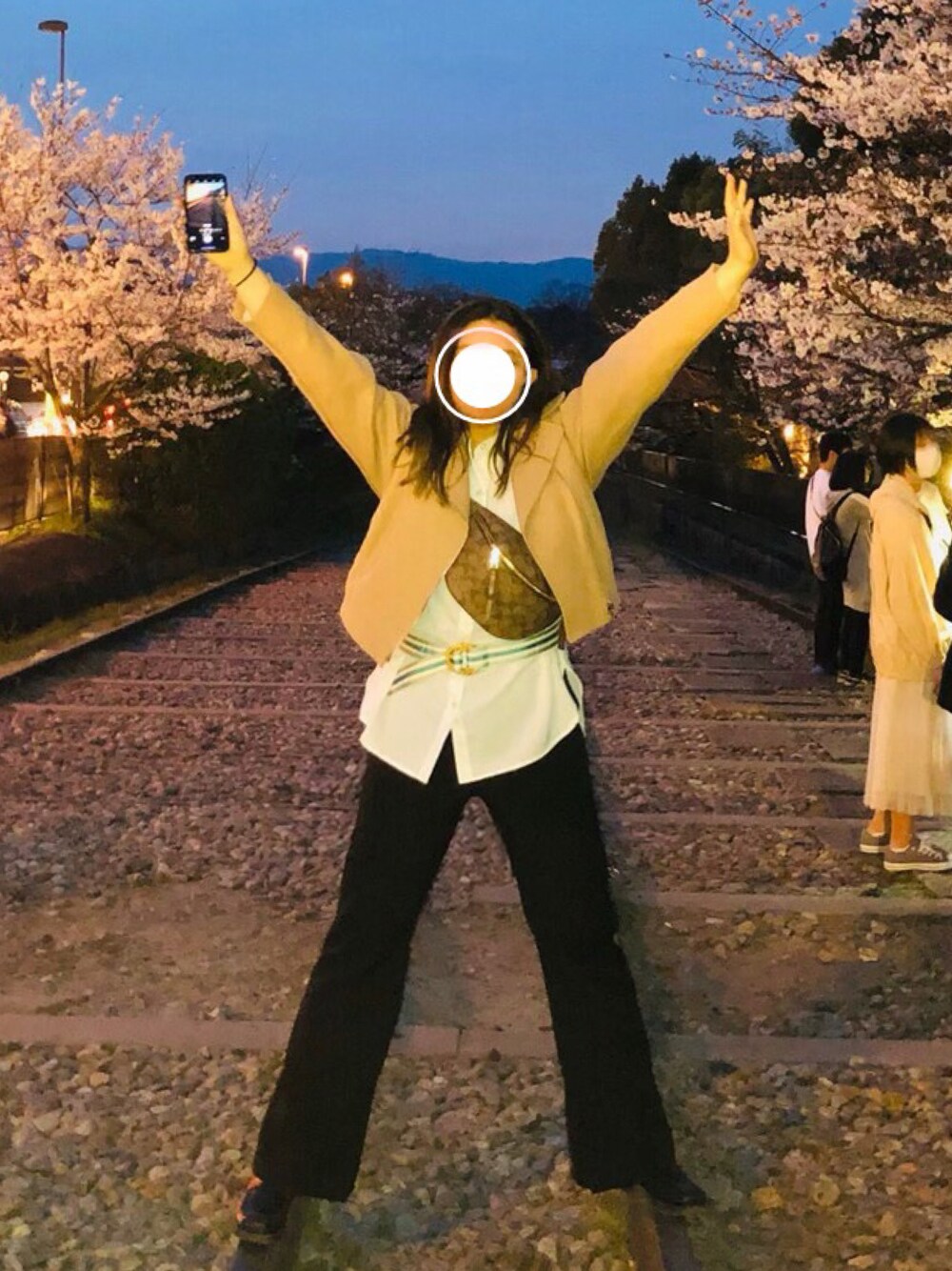 ベージュ系のジャケット/アウター、ブラウン系のボディバッグ/ウエストポーチ、ホワイト系のシャツ/ブラウスを着用したレディースの春コーディネートの1枚目の写真