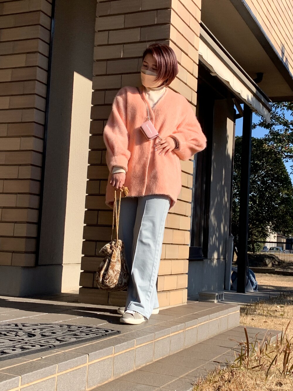 「春コーデ、カラーコーデ、着回しコーデ、お花見、ootd、ピンクコーデ、おしゃれさんと繋がりたい、ワイドパンツ、パンツスタイル、ファー、ユニクロ、春、カラーパンツ、カラー×コーデ、スニーカー」｜「BALENCIAGAのアイテム（財布/小物、ピンク系）」を使った、🌜うししの🌛さん（レディース・157cm）の春コーディネートの1枚目の写真