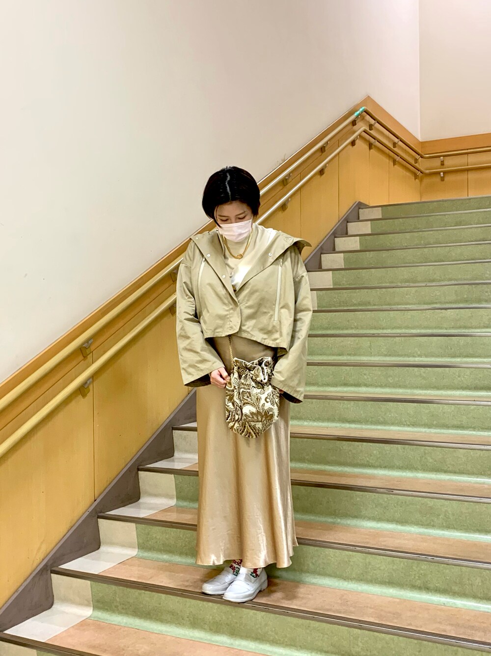 「ootd、はるコーデ、カジュアルコーデ、ロングスカート、ベージュ、春、春アウター、ワントーンコーデ、ローファー、カジュアル、春コーデ、巾着バッグ」｜「MIDIUMISOLIDのアイテム（ジャケット/アウター、ベージュ系）」を使った、🌜うししの🌛さん（レディース・157cm）の春コーディネートの1枚目の写真