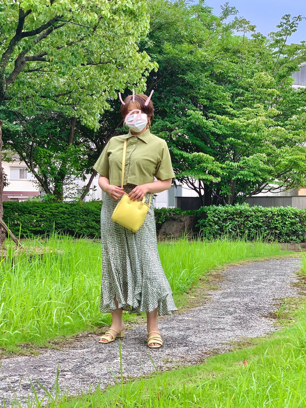 「秋ルック紹介するよ、秋服コーデ、プチプラコーデ、スカート、ショートヘア、ootd、秋、夏、ミリタリー、カーキ、フレアスカート、サンダル、千鳥格子」｜「niko and...のオリジナルナローミュールサンダル（サンダル、イエロー系）」を使った、🌜うししの🌛さん（レディース・157cm）の秋コーディネートの1枚目の写真