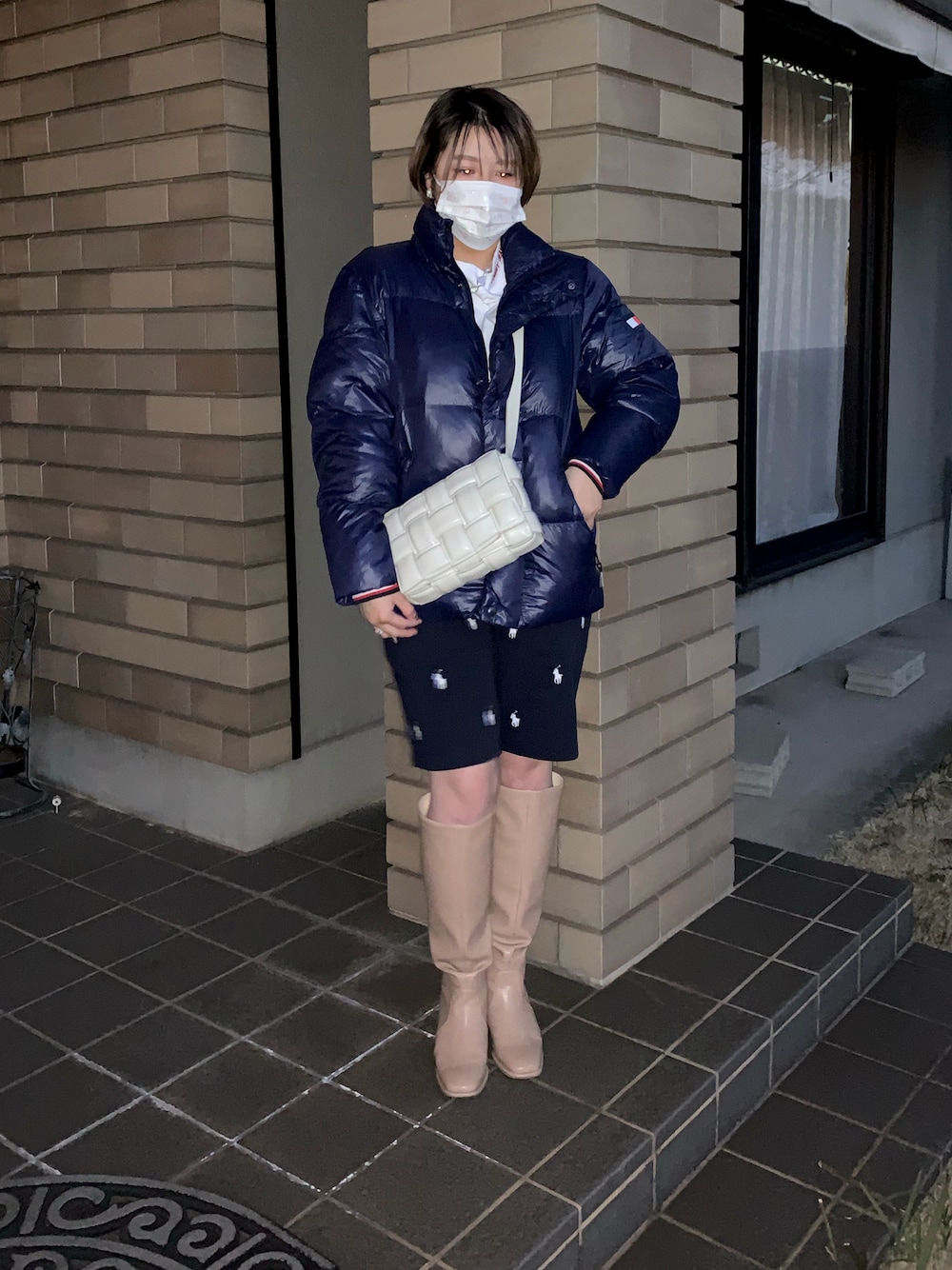 「ダウンジャケット、おしゃれさんと繋がりたい、ロングブーツ、オーバーサイズ、メンズライク、ネイビー」｜「TOMMY HILFIGERのアイテム（ダウンジャケット/コート、ブルー系）」を使った、🌜うししの🌛さん（レディース・157cm）の春コーディネートの1枚目の写真
