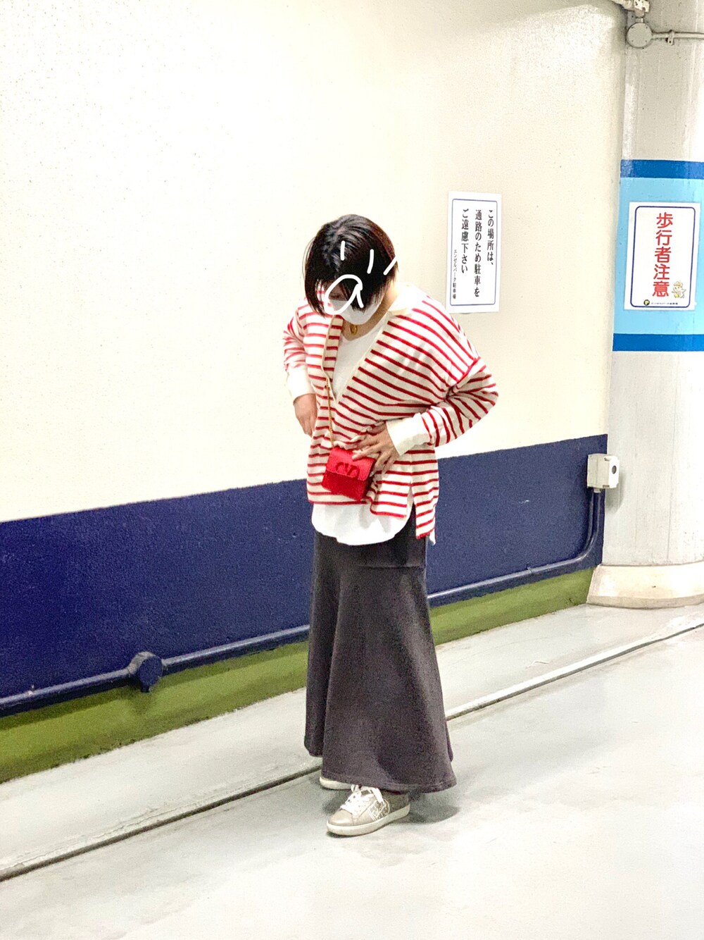 「マーメイドスカート、ボーダー、ロングスカート、スニーカー、URBAN RESEARCH、タンクトップ、春コーデ、カジュアルコーデ、オーバーサイズ、ミニバッグ、レイヤードスタイル、スウェット、オトナカジュアル」｜「URBAN RESEARCH DOORSの片畦ボーダーVネックプルオーバー（Tシャツ/カットソー、レッド系）」を使った、🌜うししの🌛さん（レディース・157cm）の春コーディネートの1枚目の写真