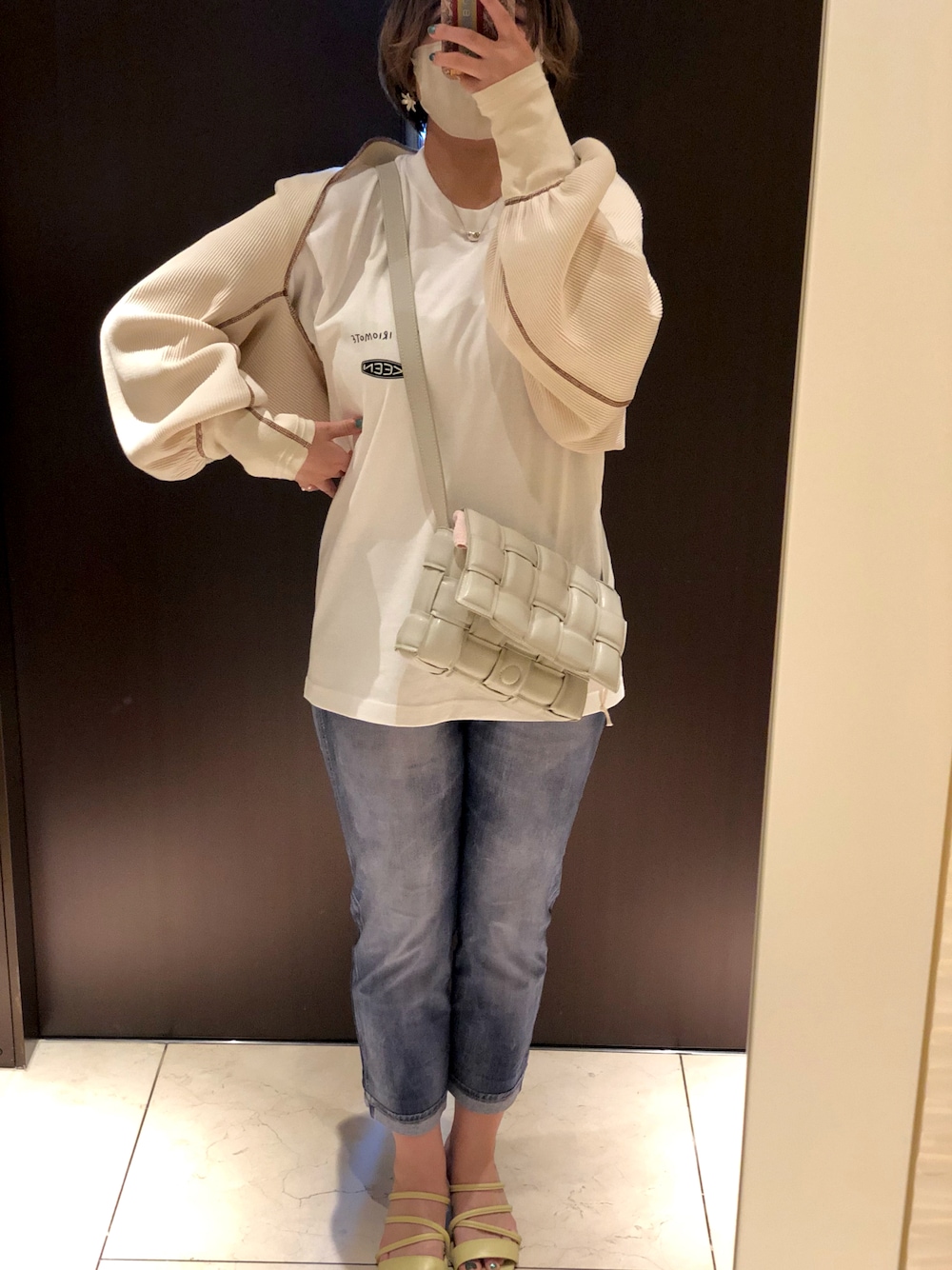 「ゆるコーデ、シンプルコーデ、リラックススタイル、デニム、Tシャツ、カーディガン、Tシャツ×デニム、オーバーサイズ、ボレロ、サンダル、ホワイト」｜「ROSE BUDのアイテム（カーディガン/ボレロ、ベージュ系）」を使った、🌜うししの🌛さん（レディース・157cm）の春コーディネートの1枚目の写真