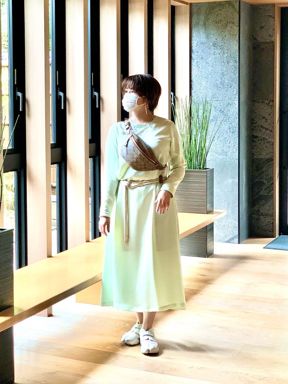 「シンプル、ゆるコーデ、カラー×コーデ、夏、きれいめカジュアル、ロングワンピース、梅雨、グリーン、NIKE、アクアリフト、ボディバッグ、ラクチンコーデ、ラフ、ワンピース」｜「NIKEのNIKE ナイキ W AQUA RIFT ウィメンズ アクアリフト CW7164-100WHT/WHT（スニーカー、ホワイト系）」を使った、🌜うししの🌛さん（レディース・157cm）の夏コーディネートの1枚目の写真