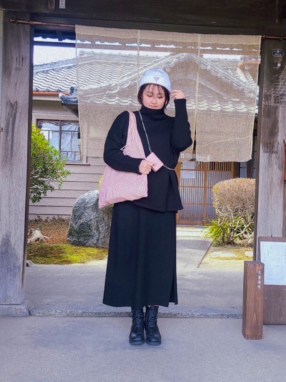 「シンプルコーデ、ビーニー、ワントーンコーデ、おしゃれさんと繋がりたい、ブーツ、編み上げブーツ、黒、ブラック、ニット帽、ニット、ニットスカート、モノトーン、冬コーデ、ロングスカート」｜「GuessのTriangle Logo Beanie（ニットキャップ/ビーニー、ホワイト系）」を使った、🌜うししの🌛さん（レディース・157cm）の春コーディネートの1枚目の写真