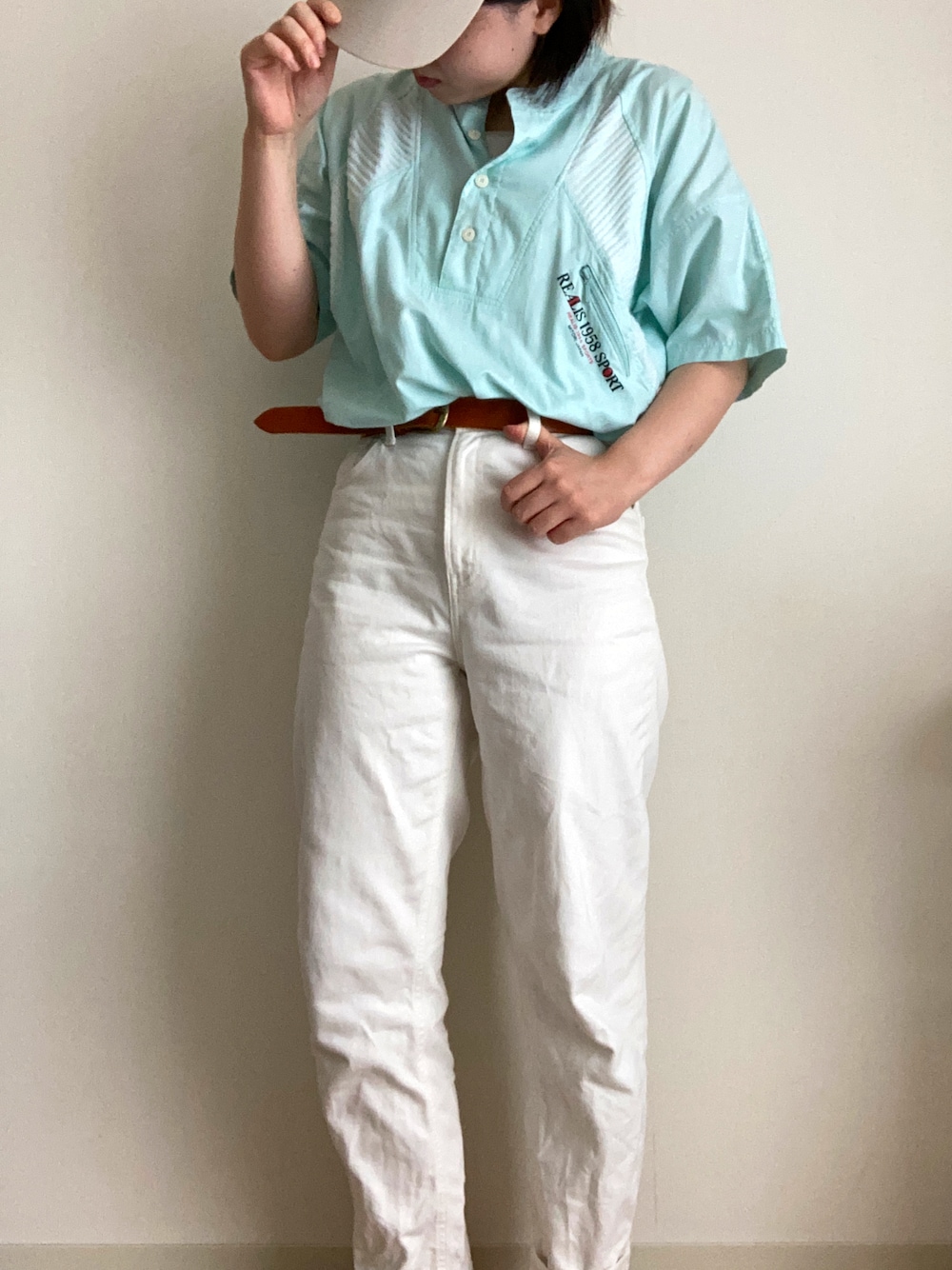 ホワイト系のデニムパンツ、ブルー系のTシャツ/カットソー、ブラウン系のベルトを着用したレディースの夏コーディネートの1枚目の写真