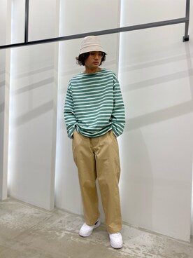 「URBAN RESEARCH（アーバンリサーチ）のアイテム（チノパンツ）」を使った、新村優樹さん（メンズ・177cm）の秋コーディネート
