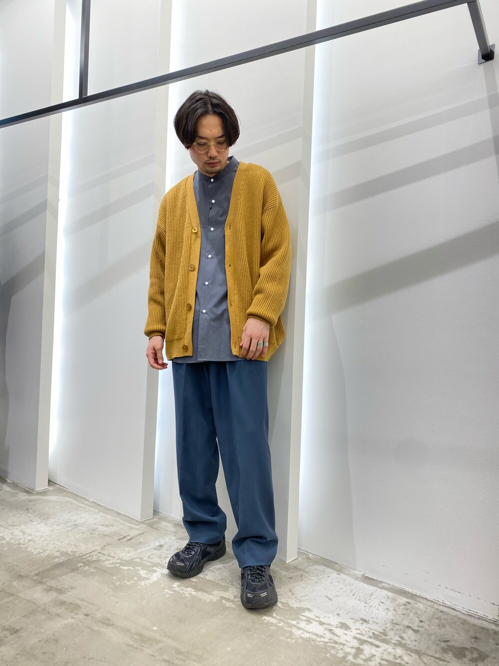 「休日スタイル、おしゃれさんと繋がりたい、カーディガン、カラーパンツ、スニーカーコーデ、休日コーデ、シャツスタイル」｜「URBAN RESEARCHのURBAN RESEARCH iD　オーバーサイズカーディガン（カーディガン/ボレロ、イエロー系）」を使った、新村優樹さん（メンズ・177cm）の冬コーディネートの1枚目の写真