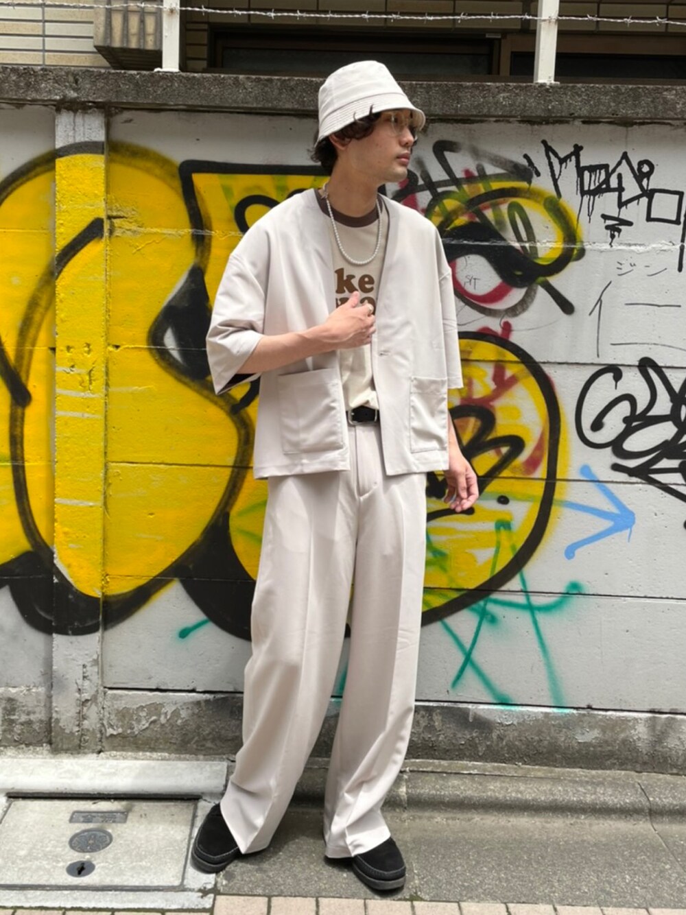 「シンプル、カジュアルコーデ、オトナカジュアル、きれいめカジュアル、モノトーンコーデ、白パンツ、プリントT」｜「URBAN RESEARCHのURBAN RESEARCH iD　ナイロンバケットハット（ハット、グレー系）」を使った、新村優樹さん（メンズ・177cm）の夏コーディネートの1枚目の写真