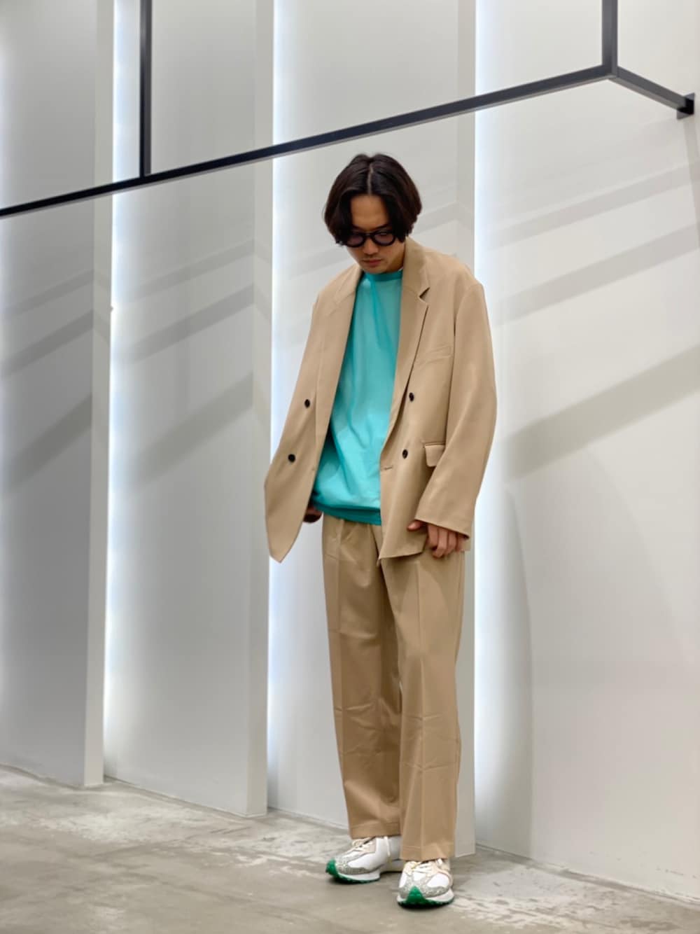 「セットアップ、セットアップスタイル、春、ダブルジャケット、きれいめカジュアル、メガネ男子」｜「URBAN RESEARCHのURBAN RESEARCH iD　サイロギャバストラップダブルジャケット（その他アウター、ベージュ系）」を使った、新村優樹さん（メンズ・177cm）の春コーディネートの1枚目の写真