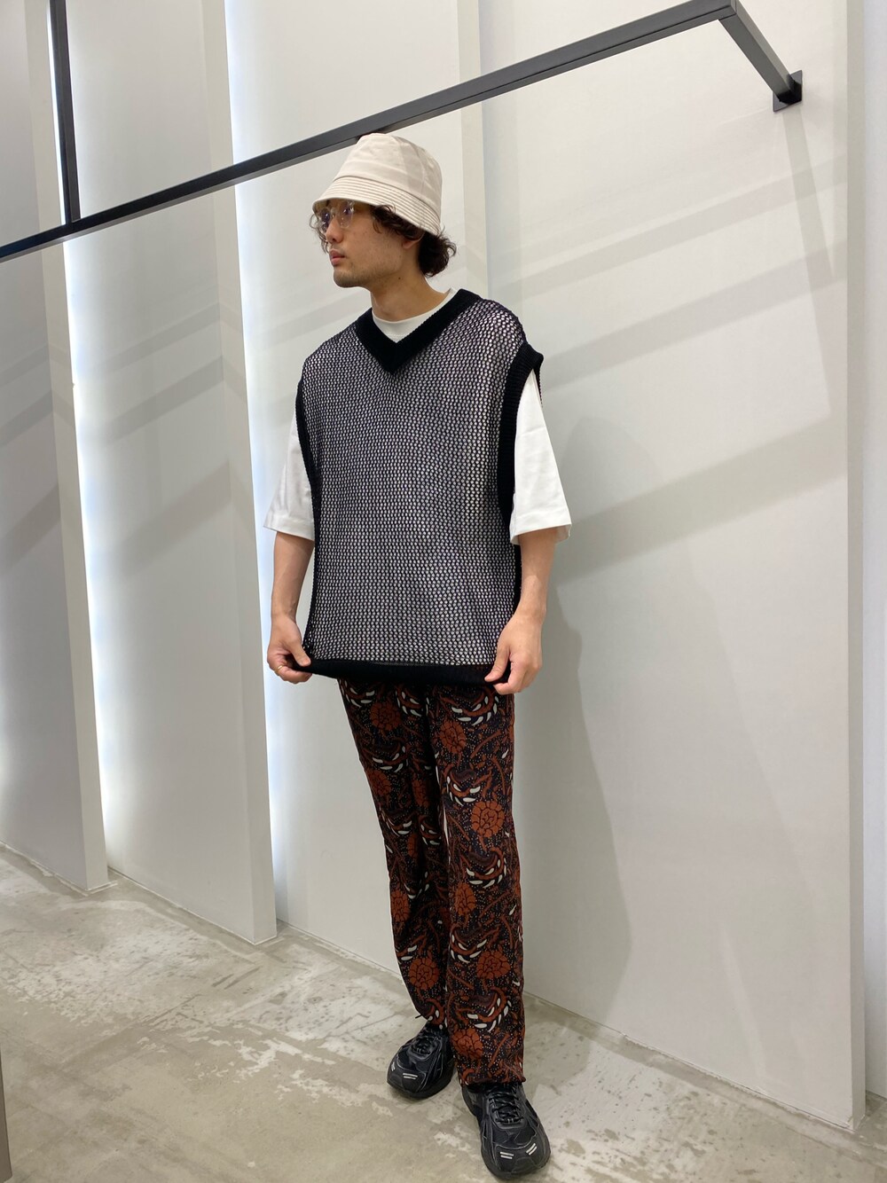「シンプル、カジュアルコーデ、オトナカジュアル、ラフコーデ、柄パンツ、メッシュベスト、モノトーンコーデ、シンブルコーデ」｜「URBAN RESEARCHのURBAN RESEARCH iD　ナイロンバケットハット（ハット、グレー系）」を使った、新村優樹さん（メンズ・177cm）の夏コーディネートの1枚目の写真