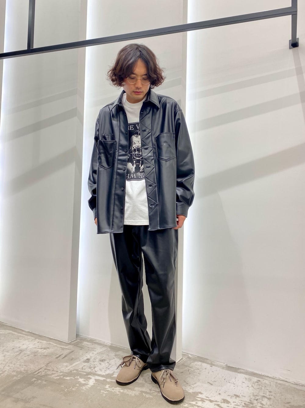 「シンプルコーデ、秋コーデ、秋服準備はじめました、レザージャケット、レザーパンツ、セットアップ、ストリート、ブラック、ワントーンコーデ」｜「WranglerのWrangler×URBAN RESEARCH iD　SHIRTS　JACKET（その他アウター、ブラック系）」を使った、新村優樹さん（メンズ・177cm）の秋コーディネートの1枚目の写真