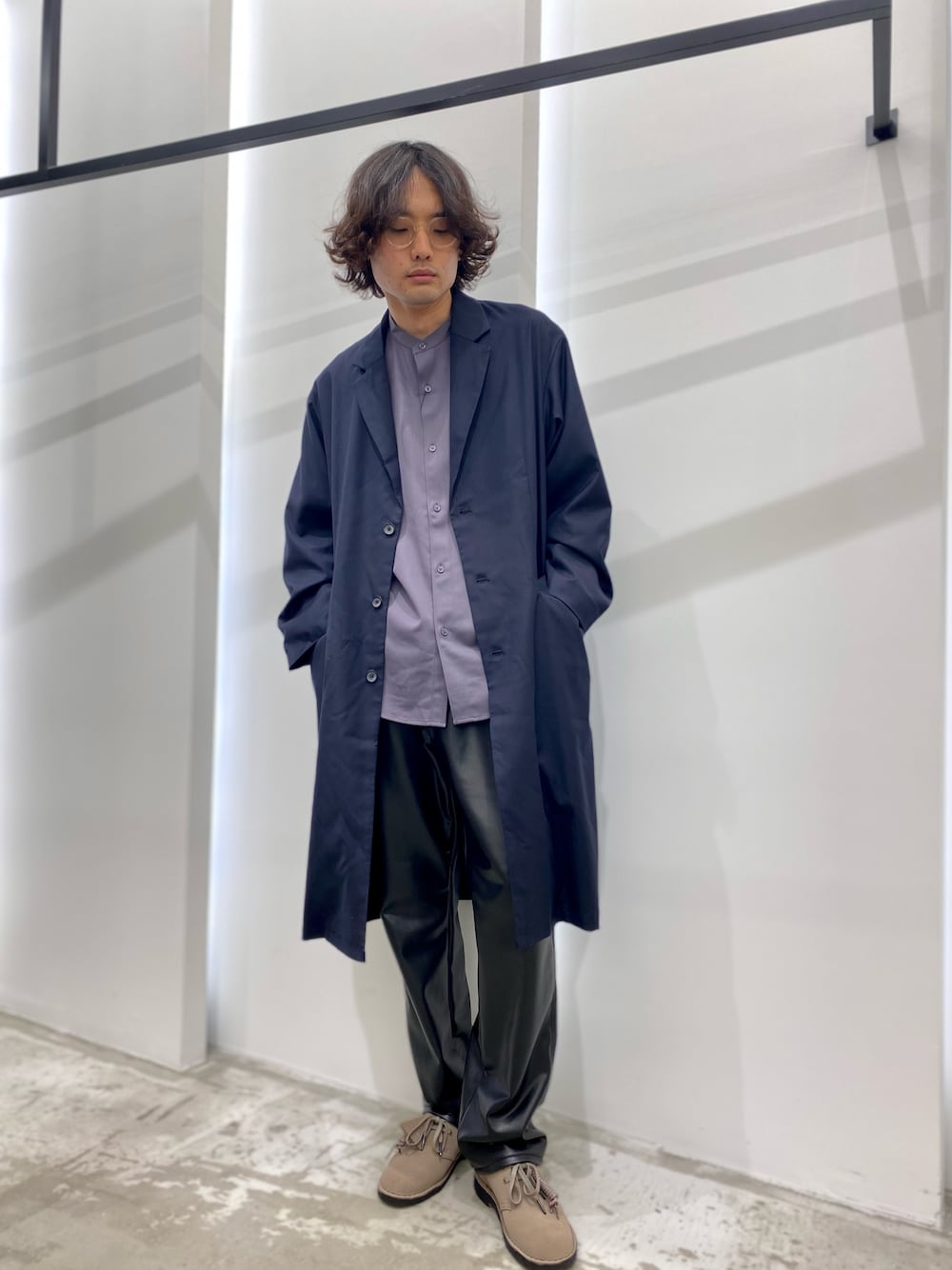 「シンプルコーデ、秋コーデ、今日のコーデ、大人コーデ、秋のコーデ、秋服準備はじめました、コート、ロングコート、レザーパンツ、バンドカラーシャツ」｜「URBAN RESEARCHのURBAN RESEARCH iD T/R 3扣切斯特大衣（ジャケット/アウター、ブルー系）」を使った、新村優樹さん（メンズ・177cm）の秋コーディネートの1枚目の写真