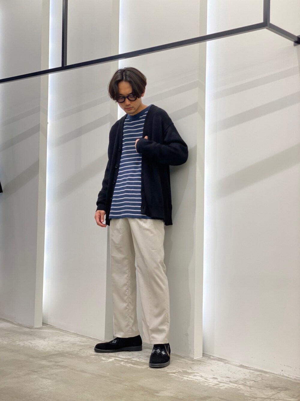 「春夏コーデ、休日スタイル、カーディガン、ボーダー、しろパン」｜「URBAN RESEARCHのWASHABLEラミーソロカーディガン（カーディガン/ボレロ、ブラック系）」を使った、新村優樹さん（メンズ・177cm）の春コーディネートの1枚目の写真