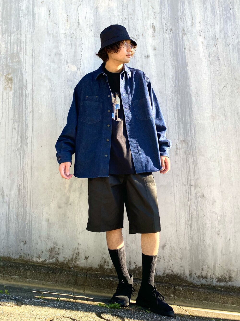 「シンプルコーデ、秋のコーデ、おしゃれさんと繋がりたい、シャツスタイル、ショーツスタイル、デニム、バケットハット、バンドT、シャツジャケット」｜「KIJIMA TAKAYUKIのKIJIMA TAKAYUKI　COTTON VENTILE BUCKET HAT（ハット、ブラック系）」を使った、新村優樹さん（メンズ・177cm）の秋コーディネートの1枚目の写真