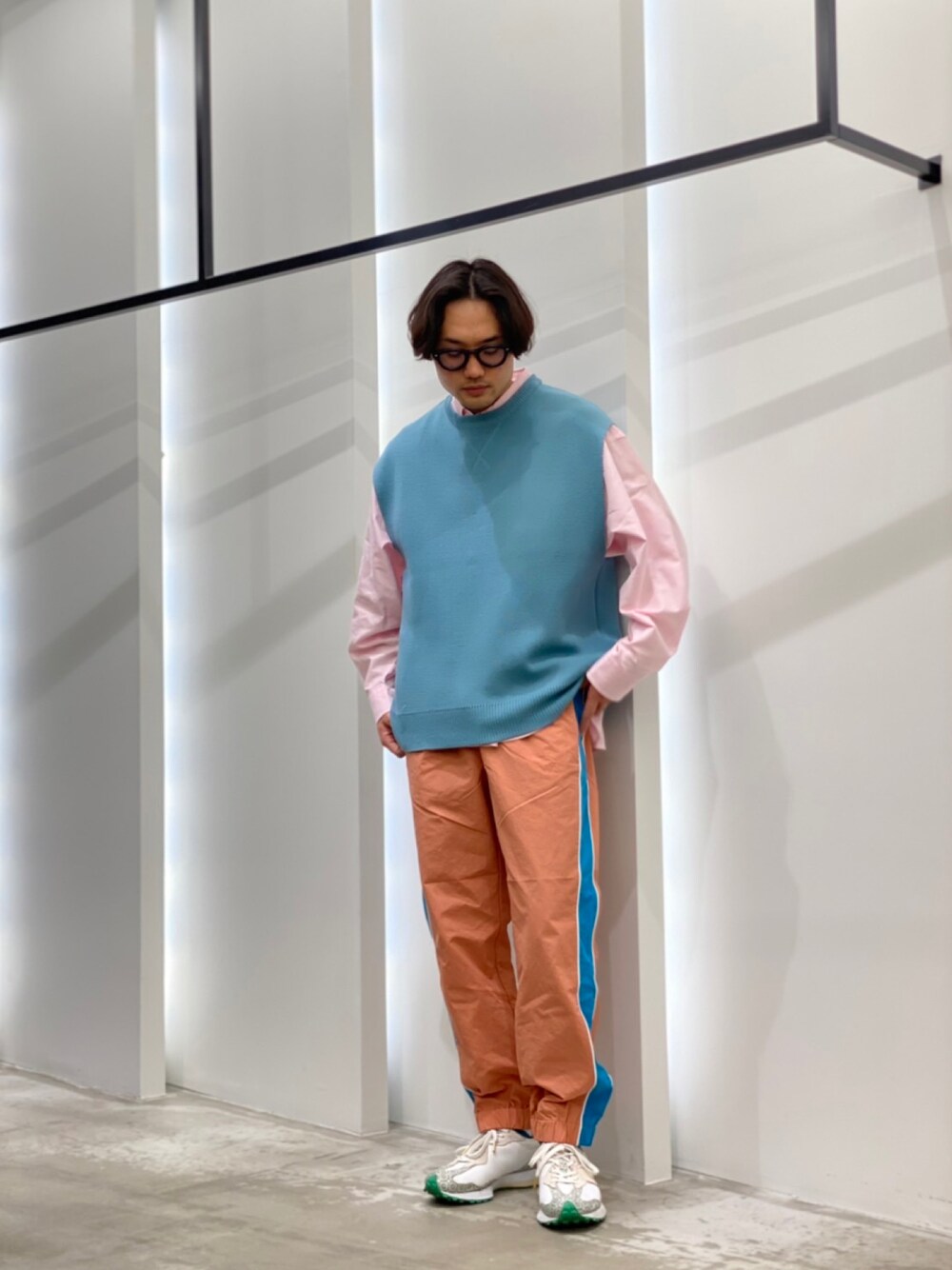 「春コーデ、カジュアルコーデ、淡色コーデ、ブルー、スニーカーコーデ、ベスト、シャツスタイル、ナイロンパンツ」｜「URBAN RESEARCHのURBAN RESEARCH iD　ミラノリブニットベスト（ベスト、ブルー系）」を使った、新村優樹さん（メンズ・177cm）の春コーディネートの1枚目の写真