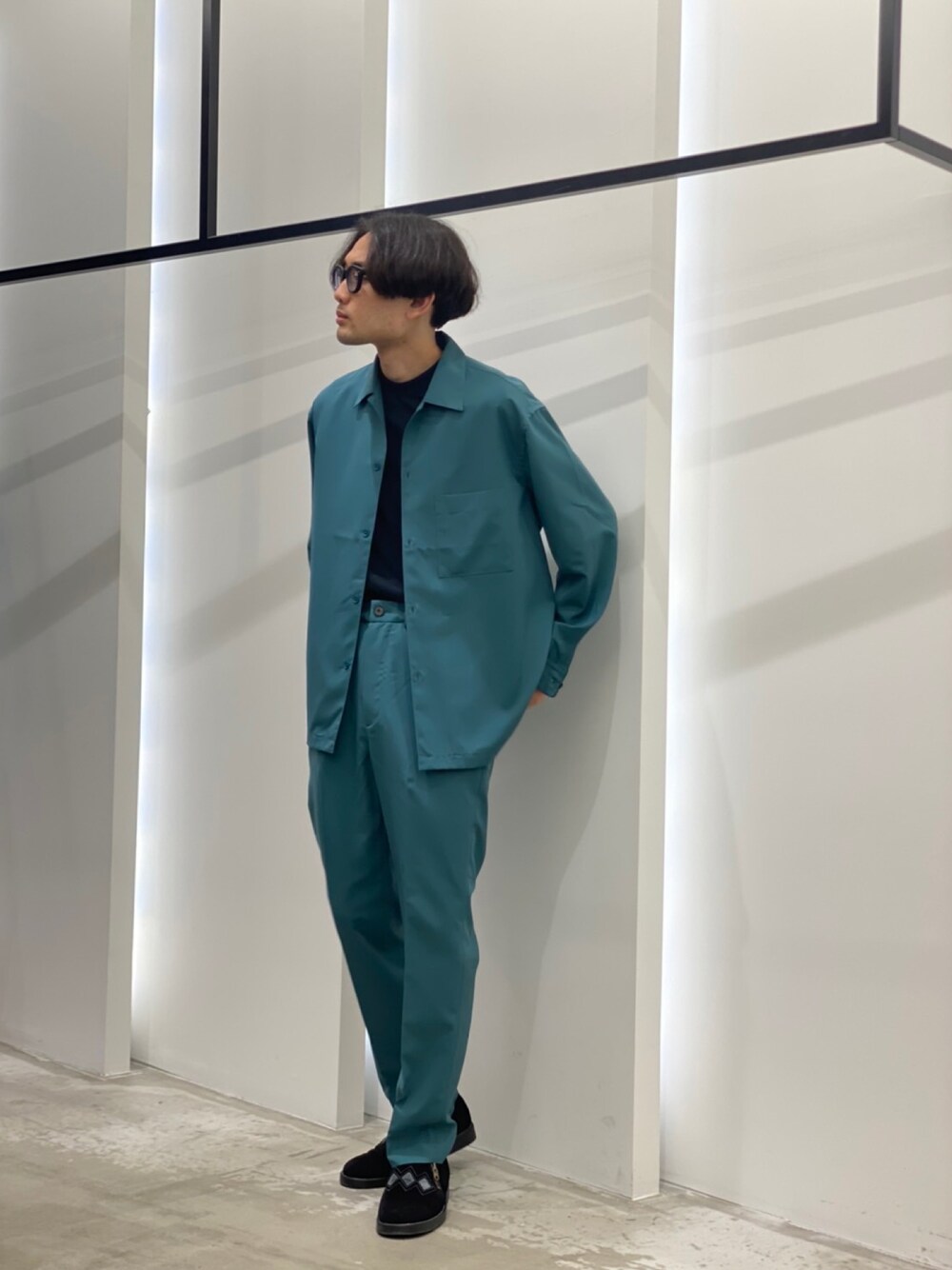 「春コーデ、休日スタイル、おしゃれさんと繋がりたい、今日のコーデ、春、ワイドパンツ」｜「URBAN RESEARCHのウーリートロピカルボックスシャツ（シャツ/ブラウス、グリーン系）」を使った、新村優樹さん（メンズ・177cm）の春コーディネートの1枚目の写真