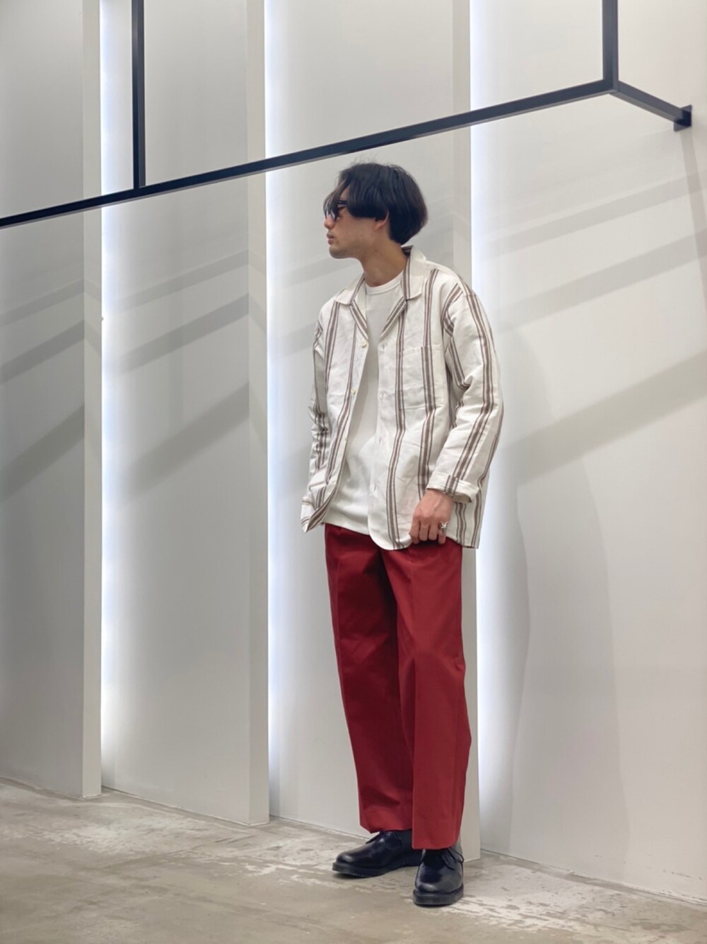 「大人カジュアル、シンプルコーデ、きれいめカジュアル、春服みてみて、メガネ男子、休日コーデ」｜「URBAN RESEARCHのアイテム（トップス、ホワイト系）」を使った、新村優樹さん（メンズ・177cm）の春コーディネートの1枚目の写真