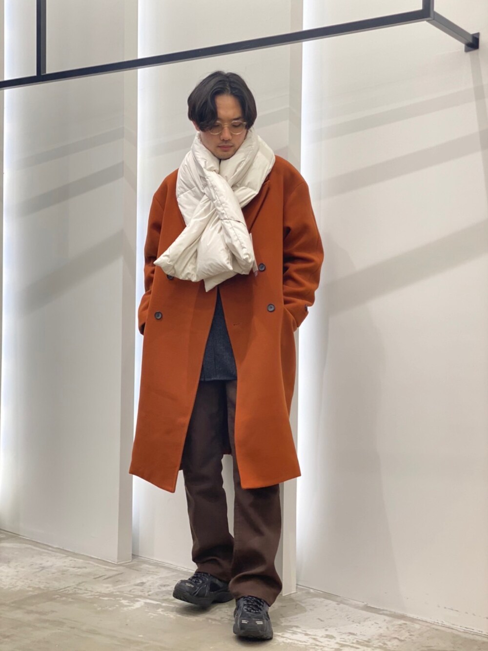 「ダウンマフラー、コート、フレアパンツ、きれいめカジュアル、おしゃれさんと繋がりたい」｜「URBAN RESEARCHのURBAN RESEARCH iD　ピークドダブルオーバーコート（その他アウター、ブラウン系）」を使った、新村優樹さん（メンズ・177cm）の冬コーディネートの1枚目の写真