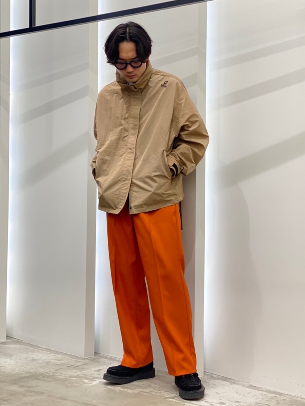 「休日コーデ、リラックススタイル、カラーパンツ、オレンジ、ベージュ、ストリート」｜「UiscelのUiscel　ボリュームマウンテンパーカー（マウンテンパーカー、ベージュ系）」を使った、新村優樹さん（メンズ・177cm）の冬コーディネートの1枚目の写真