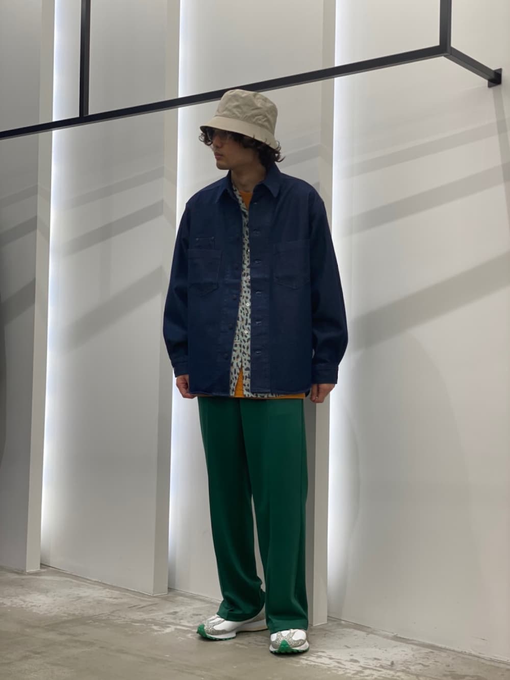 「シンプルコーデ、秋のコーデ、おしゃれさんと繋がりたい、スニーカー、Wrangler、デニム、差し色、カラーパンツ、柄シャツ」｜「KIJIMA TAKAYUKIのKIJIMA TAKAYUKI　COTTON VENTILE BUCKET HAT（ハット、ベージュ系）」を使った、新村優樹さん（メンズ・177cm）の秋コーディネートの1枚目の写真