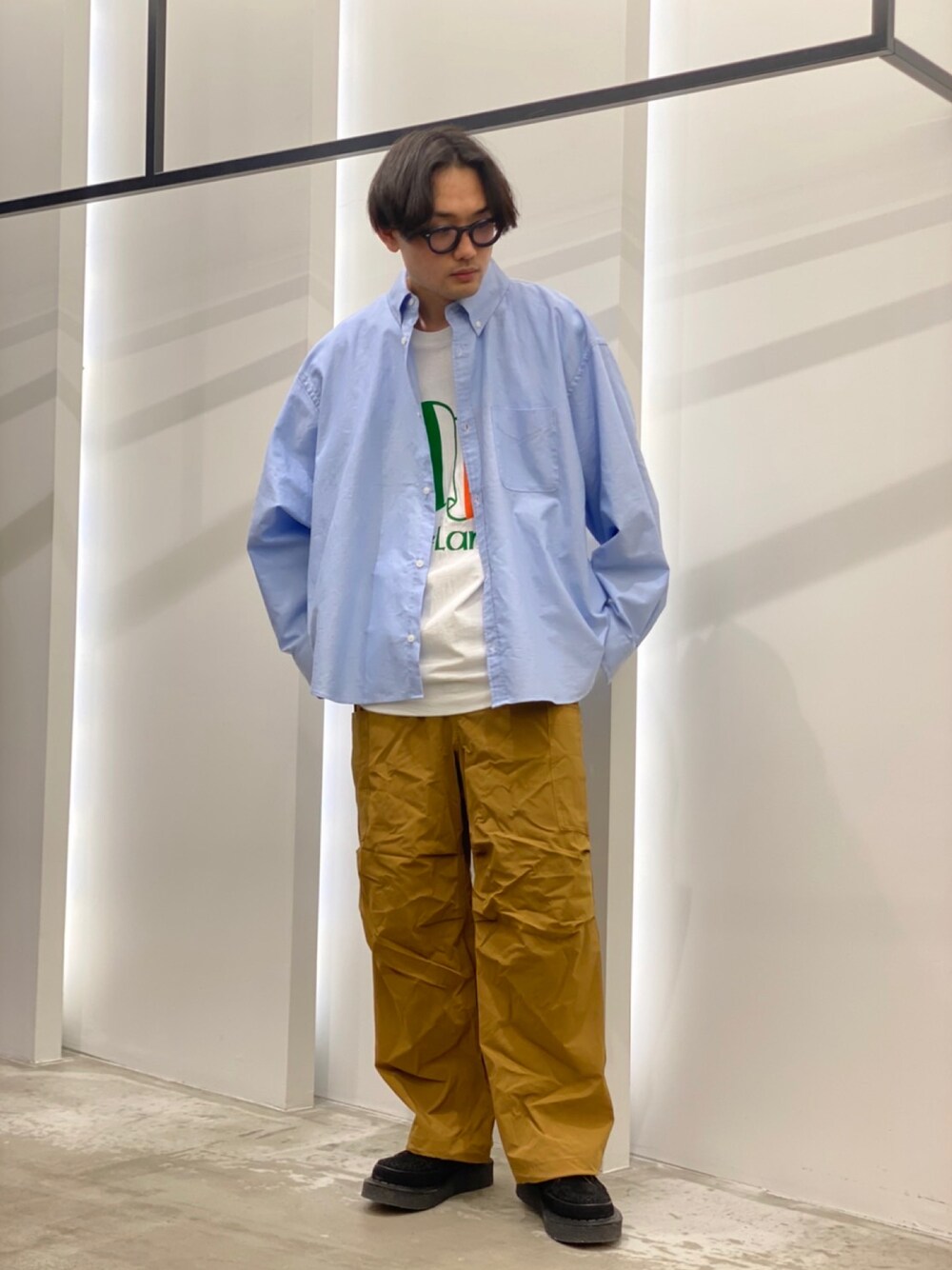「今日のコーデ、大人カジュアル、ビッグシルエット、シャツスタイル、古着MIX、カーゴパンツ、ボタンダウンシャツ、オーバーサイズ」｜「URBAN RESEARCHのURBAN RESEARCH iD　オーバーサイズボタンダウンシャツ（シャツ/ブラウス、ブルー系）」を使った、新村優樹さん（メンズ・177cm）の冬コーディネートの1枚目の写真