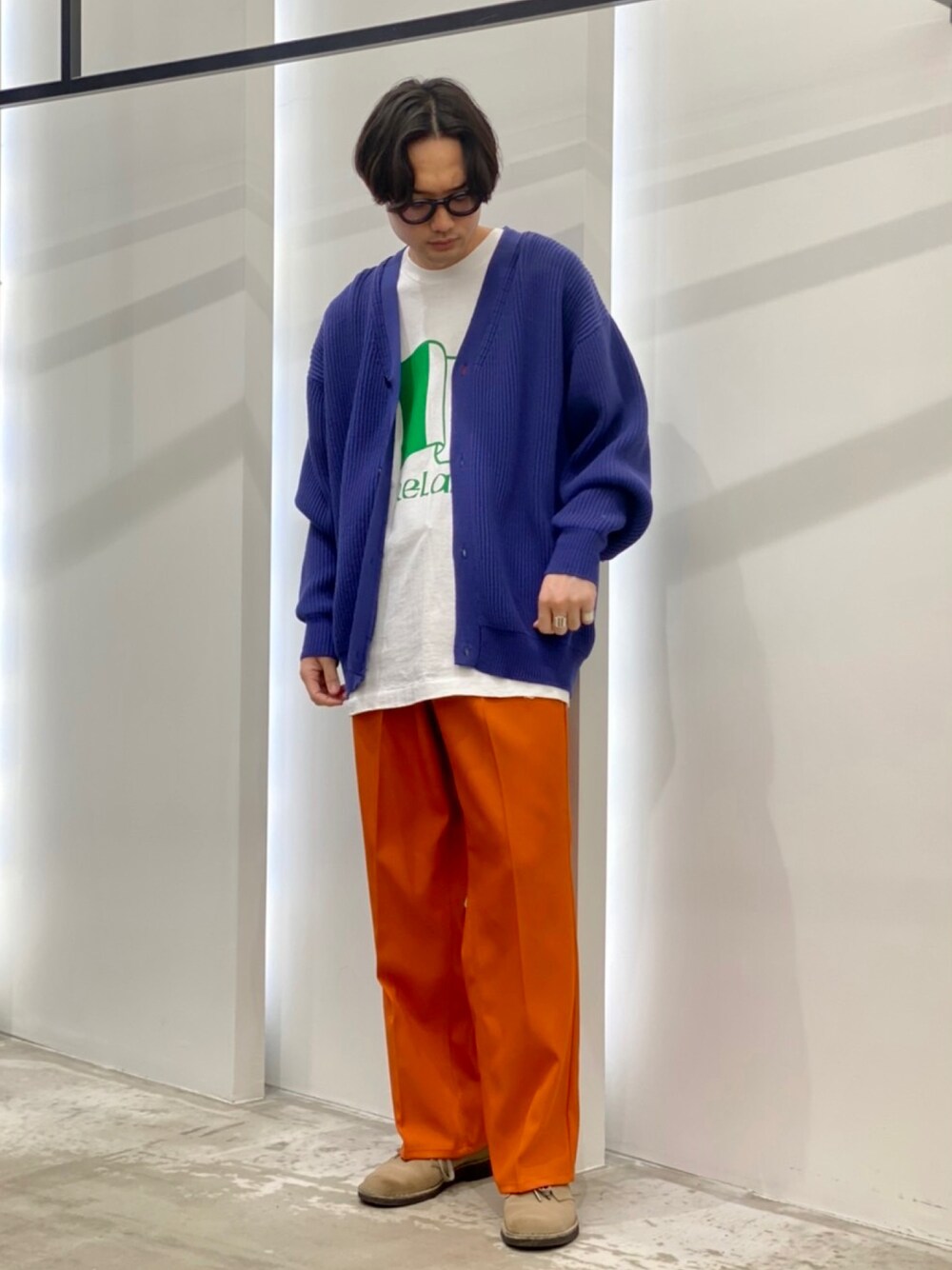「休日スタイル、カラーパンツ、ワイドパンツ、スタプレ、ラングラー、おしゃれさんと繋がりたい、カーディガン、オーバーサイズ」｜「URBAN RESEARCHのURBAN RESEARCH iD　オーバーサイズカーディガン（カーディガン/ボレロ、イエロー系）」を使った、新村優樹さん（メンズ・177cm）の冬コーディネートの1枚目の写真