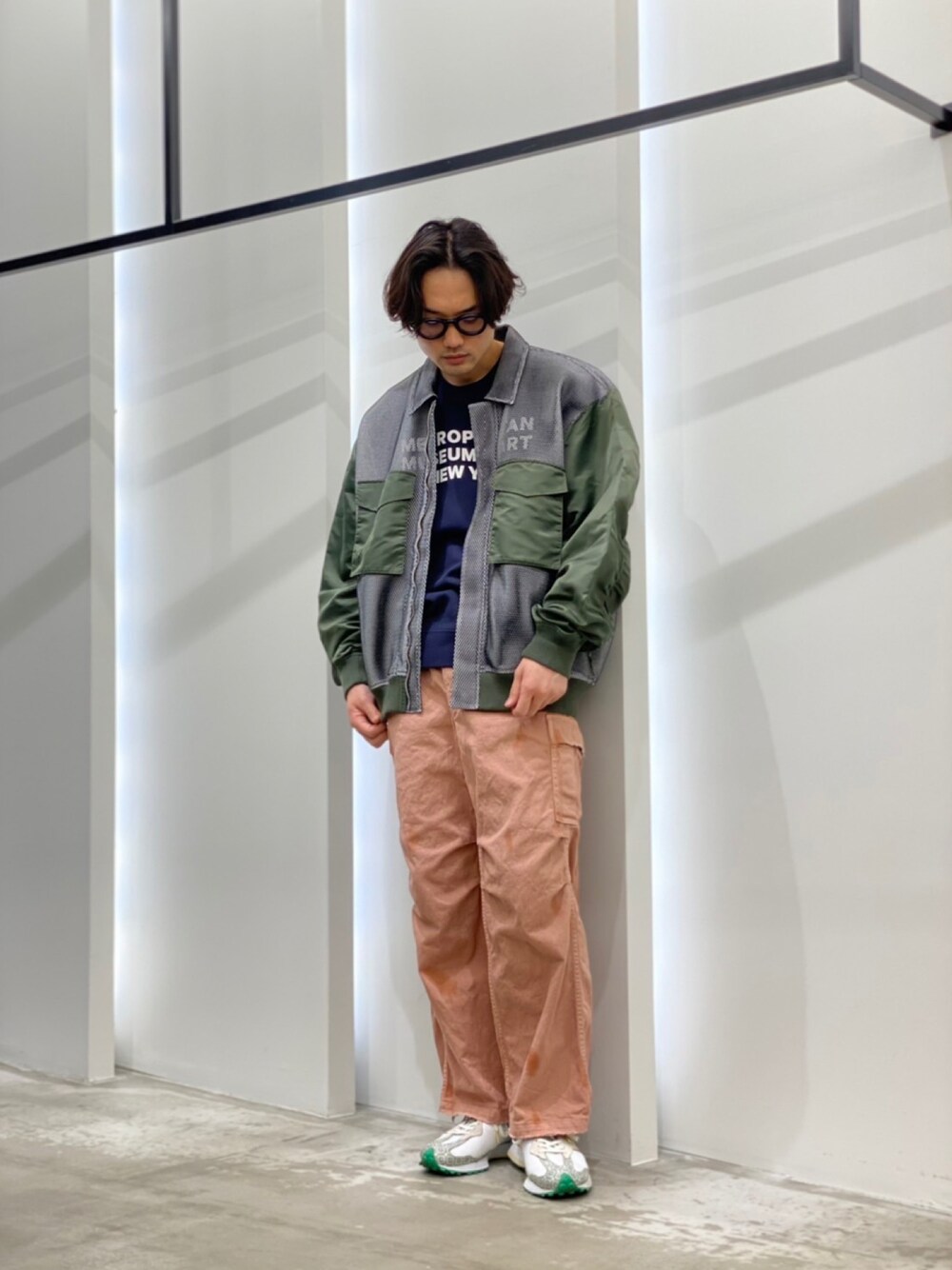 「春コーデ、カジュアルコーデ、春アウター、ストリートコーデ、ブルゾン、ミリタリー」｜「URBAN RESEARCHのURBAN RESEARCH iD　ミリタリーメッシュブルゾン（ブルゾン、ブラック系）」を使った、新村優樹さん（メンズ・177cm）の春コーディネートの1枚目の写真