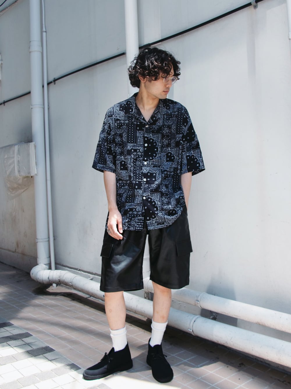 「カジュアルコーデ、シンプル、オトナカジュアル、ショーツ、プリントT、柄シャツ、バンダナ、オールブラック、お洒落さんとつながりたい」｜「URBAN RESEARCHのURBAN RESEARCH iD　PRINT OPEN COLLAR SHIRTS（シャツ/ブラウス、その他）」を使った、新村優樹さん（メンズ・177cm）の夏コーディネートの1枚目の写真