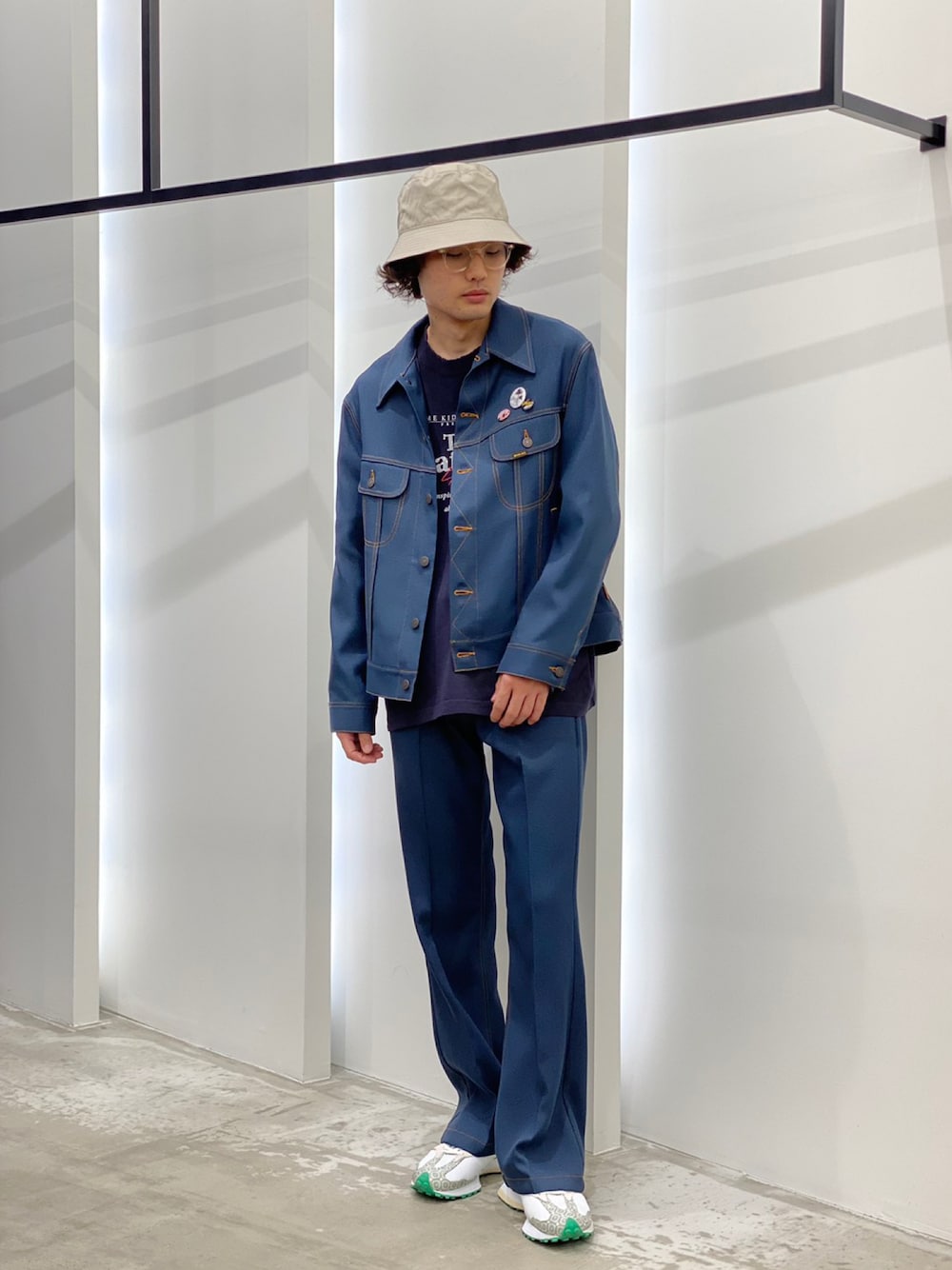 「DAIRIKU、セットアップ、ロングスリーブTシャツ、スパンコール、80's、スニーカー、カジュアルコーデ、バケットハット、フレアパンツ、ワントーンコーデ」｜「KIJIMA TAKAYUKIのKIJIMA TAKAYUKI　COTTON VENTILE BUCKET HAT（ハット、ベージュ系）」を使った、新村優樹さん（メンズ・177cm）の夏コーディネートの1枚目の写真