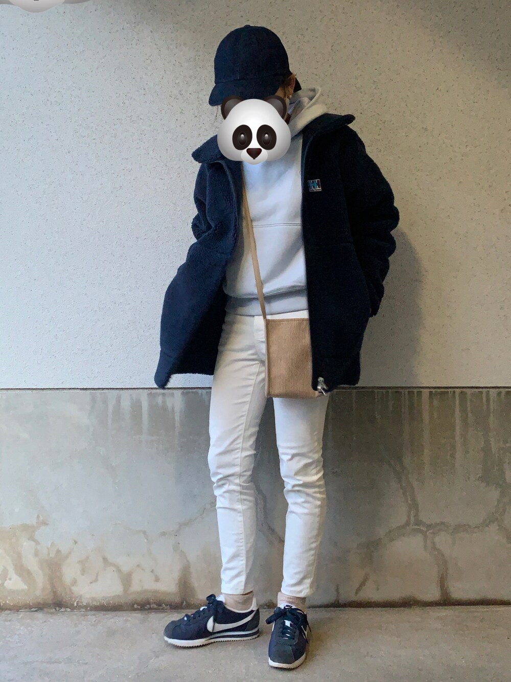 「GUのアイテム（パンツ、ホワイト系）」を使った、ユイさん（レディース・155cm）の秋コーディネートの1枚目の写真