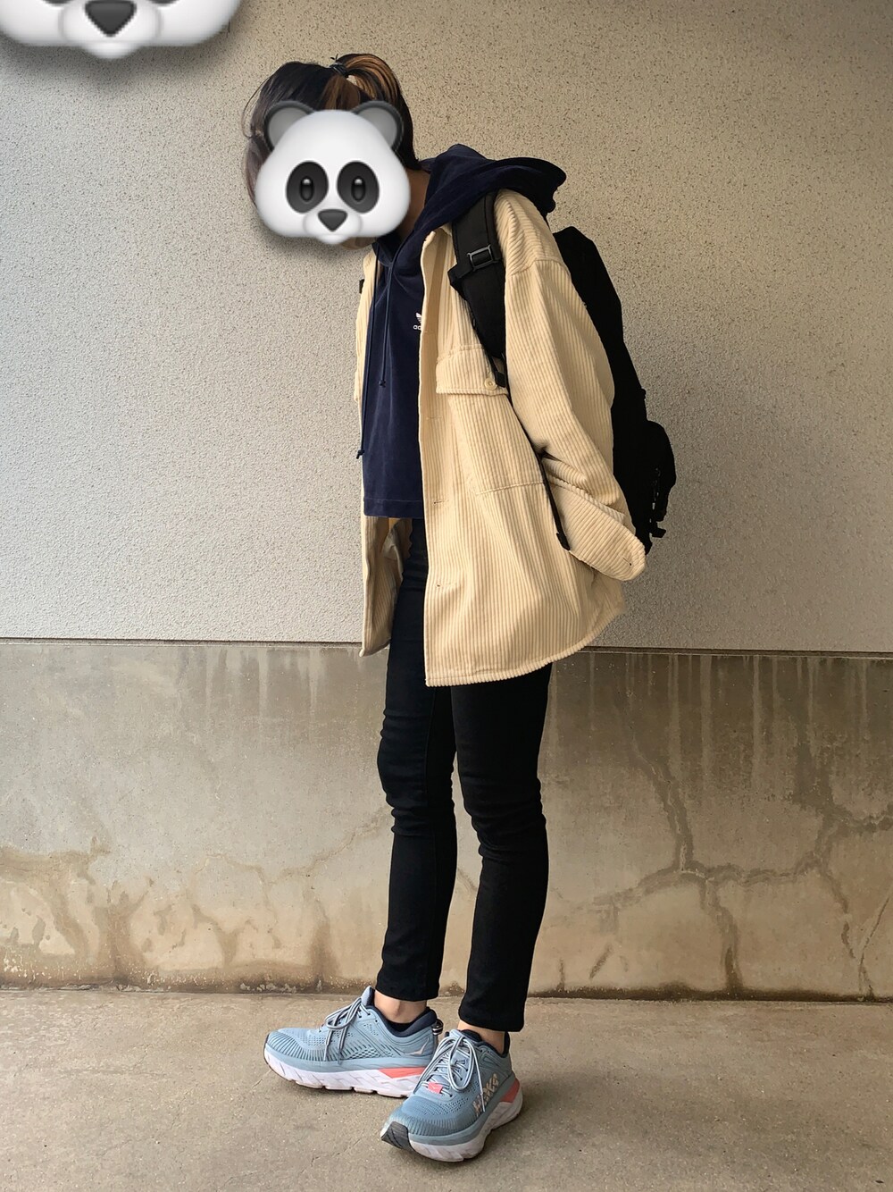 「adidas Originalsのアイテム（パーカー、ブルー系）」を使った、ユイさん（レディース・155cm）の秋コーディネートの1枚目の写真