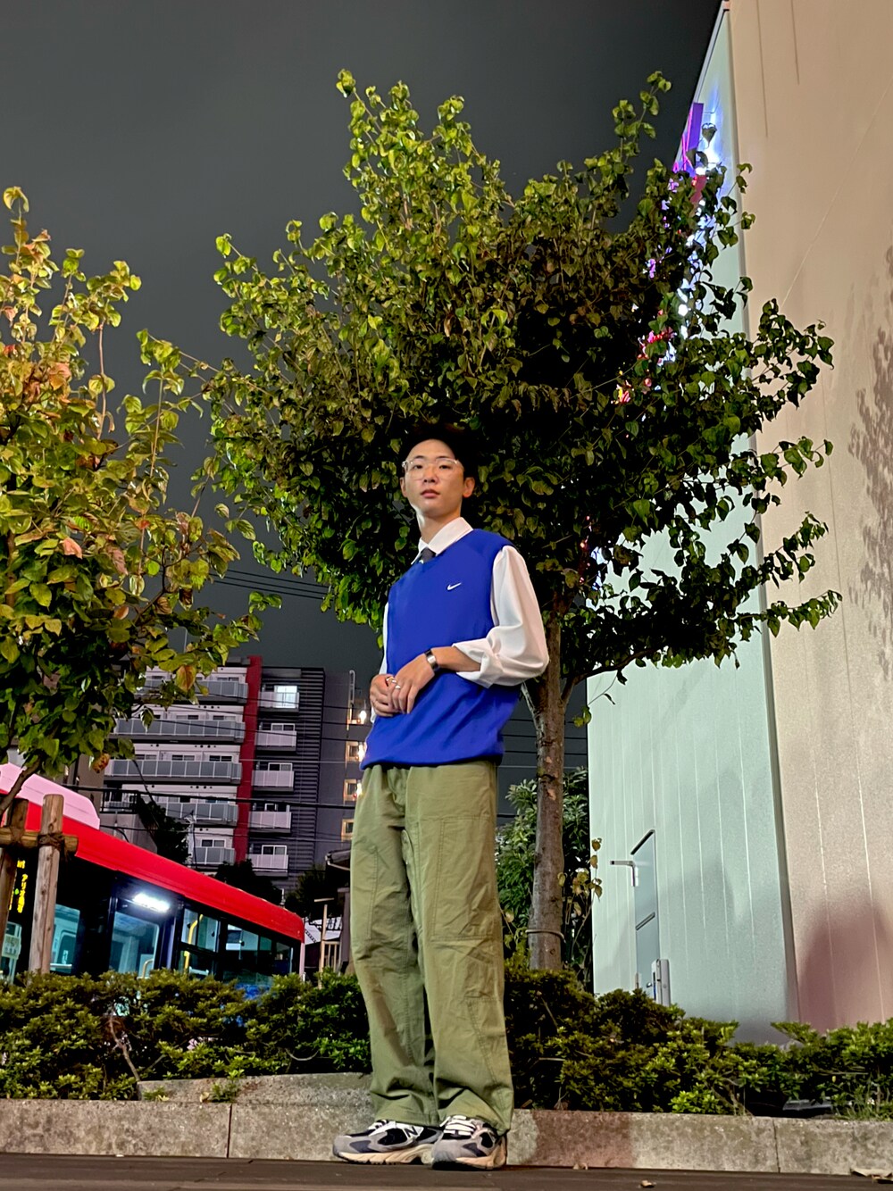 「秋ルック紹介するよ、秋コーデ、おしゃれさんと繋がりたい、きれいめカジュアル、ビッグシルエット、スポーツミックス、カーゴパンツ、ネクタイ、シルバーアクセサリー、ナイキ、ニューバランス」｜「niko and...のアイテム（カーゴパンツ、グリーン系）」を使った、りょうすけさん（メンズ・170cm）の秋コーディネートの1枚目の写真