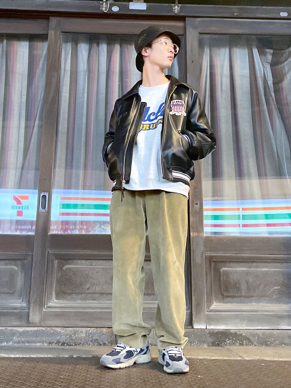 「冬、秋コーデ、休日コーデ、レザージャケット、XLARGE、古着、古着MIX、ニューバランス、メガネ男子、コーデュロイ、スウェット」｜「古着のアイテム（その他パンツ、ベージュ系）」を使った、りょうすけさん（メンズ・170cm）の冬コーディネートの1枚目の写真