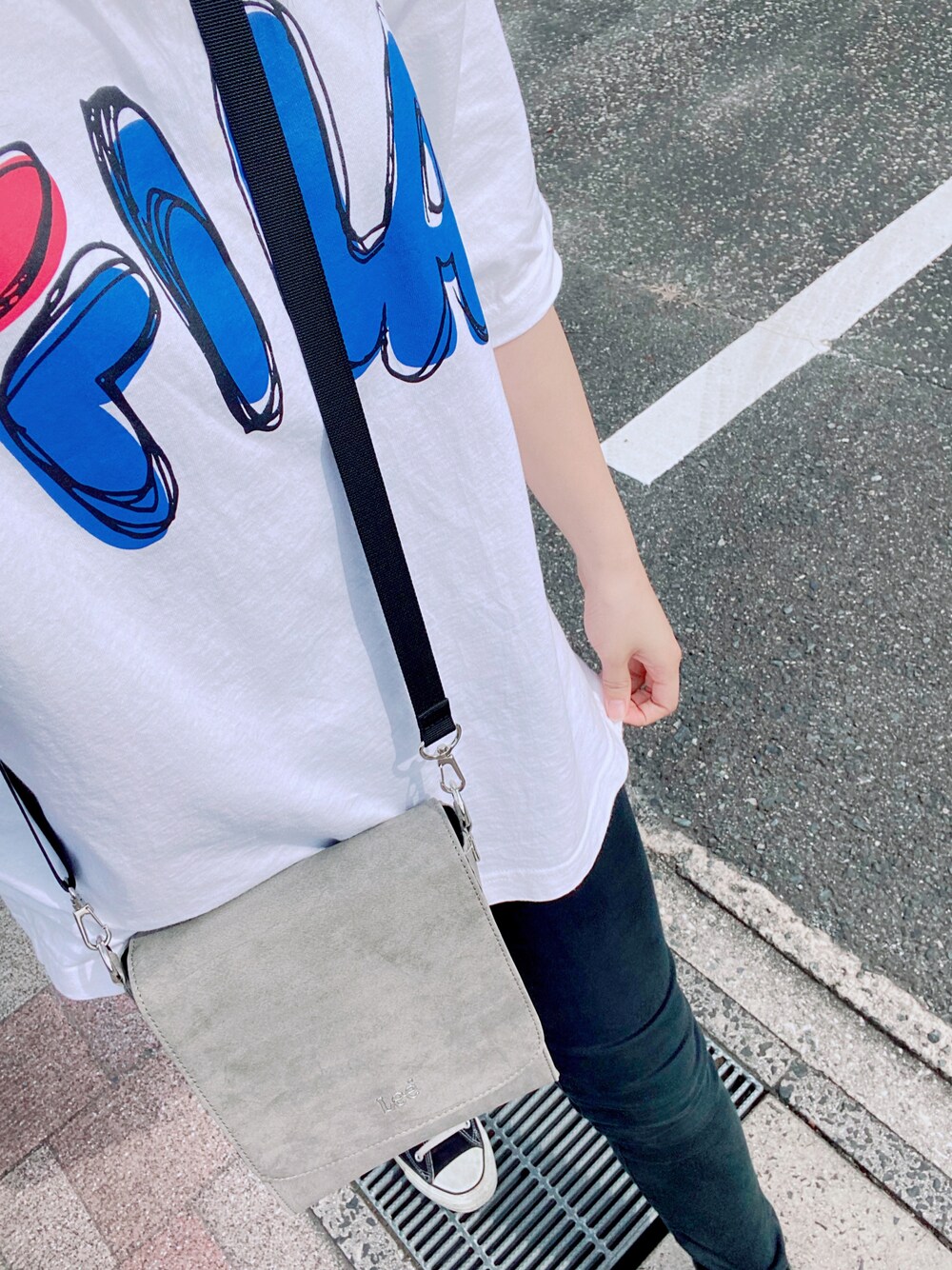 ブラック系のパンツ、ホワイト系のTシャツ/カットソー、グレー系のショルダーバッグを着用したレディースの秋コーディネートの1枚目の写真
