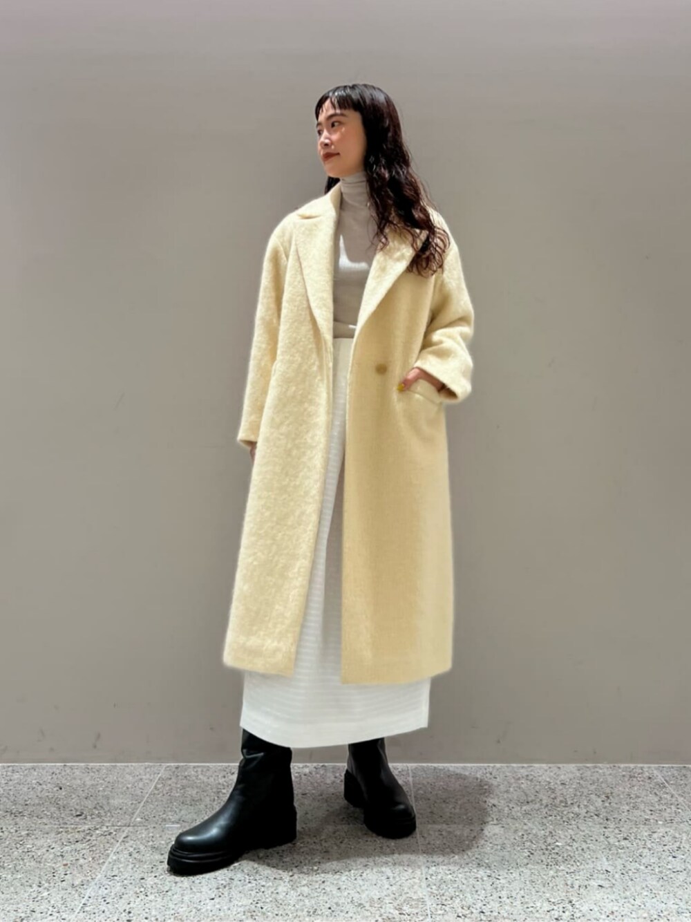 「UNITED ARROWS、イエベ春、スプリング、骨格ウェーブ、フェミニン、モード、コート、ニット、スカート、ブーツ、秋服、秋コーデ、冬服、冬コーデ」｜「UNITED ARROWSのLTR プラット ロングブーツ（ブーツ、ブラック系）」を使った、tanaさん（レディース・161cm）の冬コーディネートの1枚目の写真