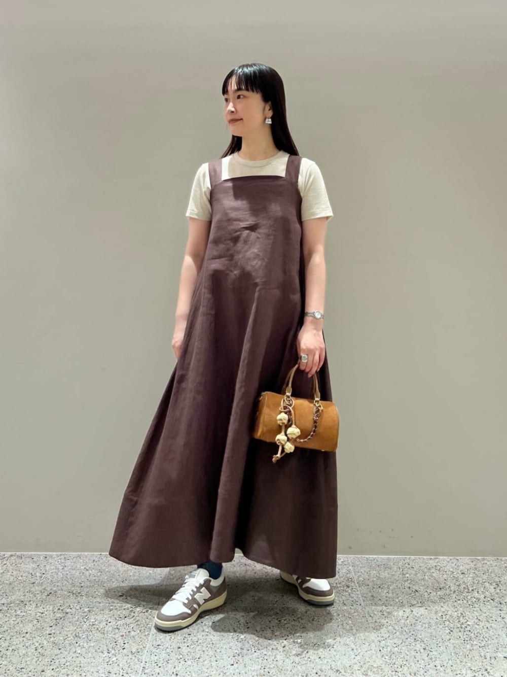 ゴールド系のTシャツ/カットソー、ブラウン系のスニーカー、ブラック系のソックス/靴下を着用したレディースの夏コーディネートの1枚目の写真