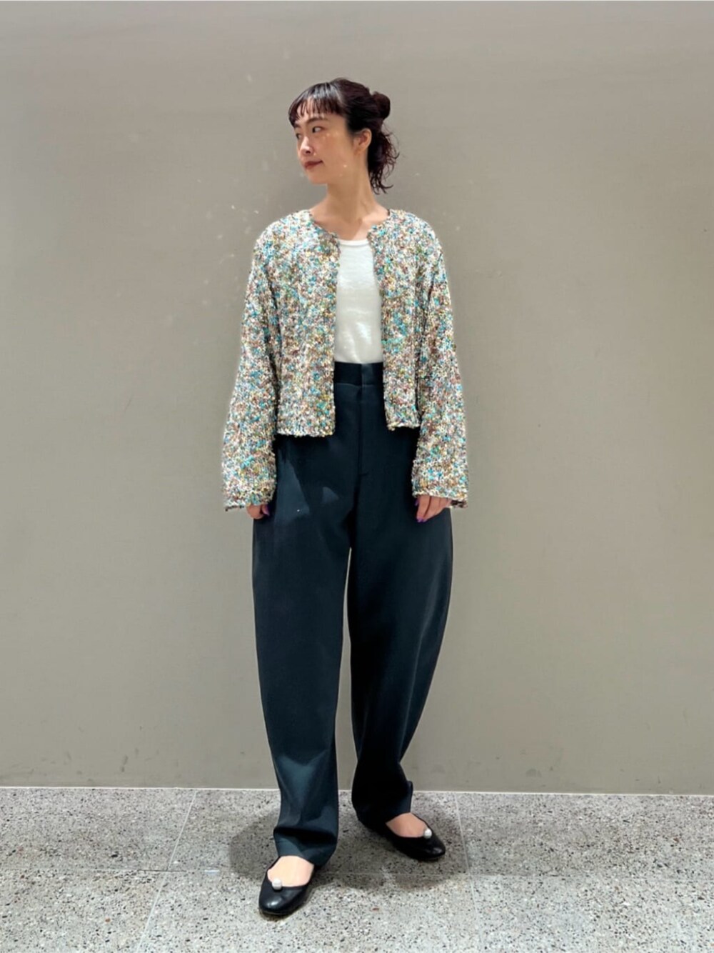 グレー系のその他パンツ、その他のカーディガン/ボレロ、ホワイト系のTシャツ/カットソーを着用したレディースの春コーディネートの1枚目の写真