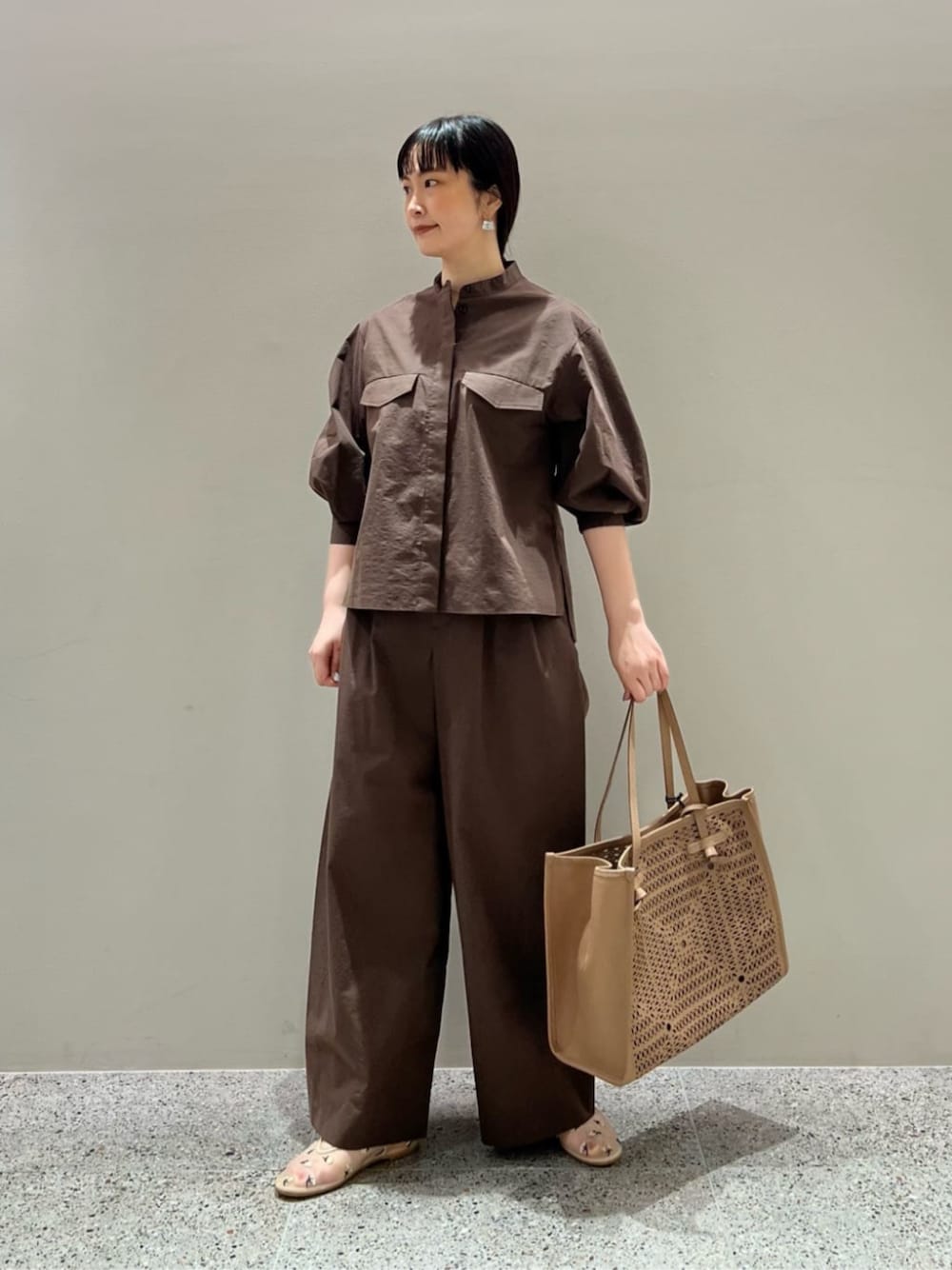 ブラウン系のシャツ/ブラウス、ブラウン系のその他パンツ、ベージュ系のバレエシューズを着用したレディースの春コーディネートの1枚目の写真
