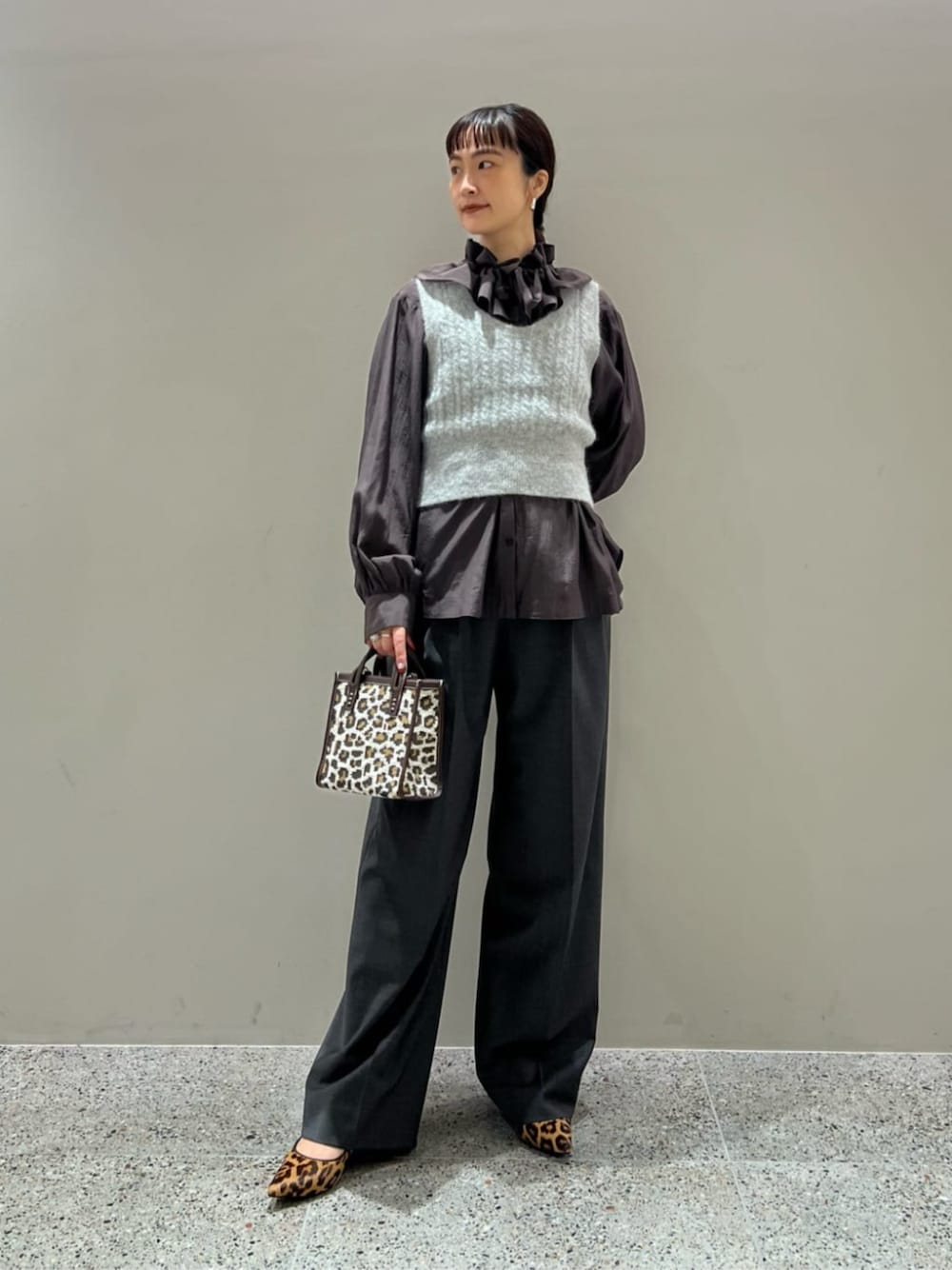 グレー系のその他パンツ、グレー系のベスト、その他のパンプスを着用したレディースの秋コーディネートの1枚目の写真