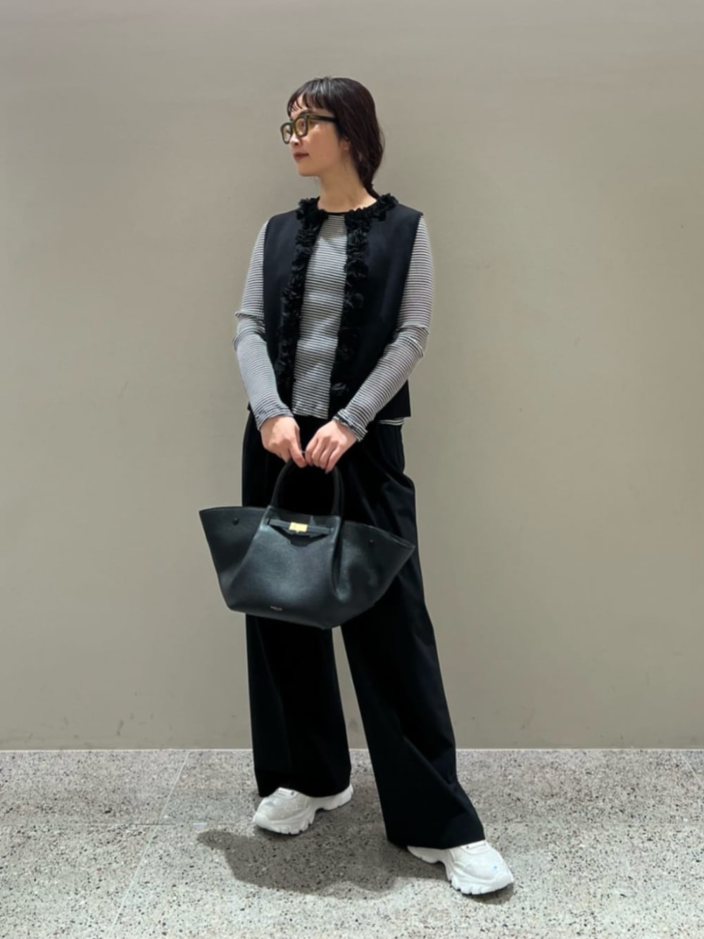 ブラック系のベスト、ブラック系のその他パンツ、その他のTシャツ/カットソーを着用したレディースの冬コーディネートの1枚目の写真