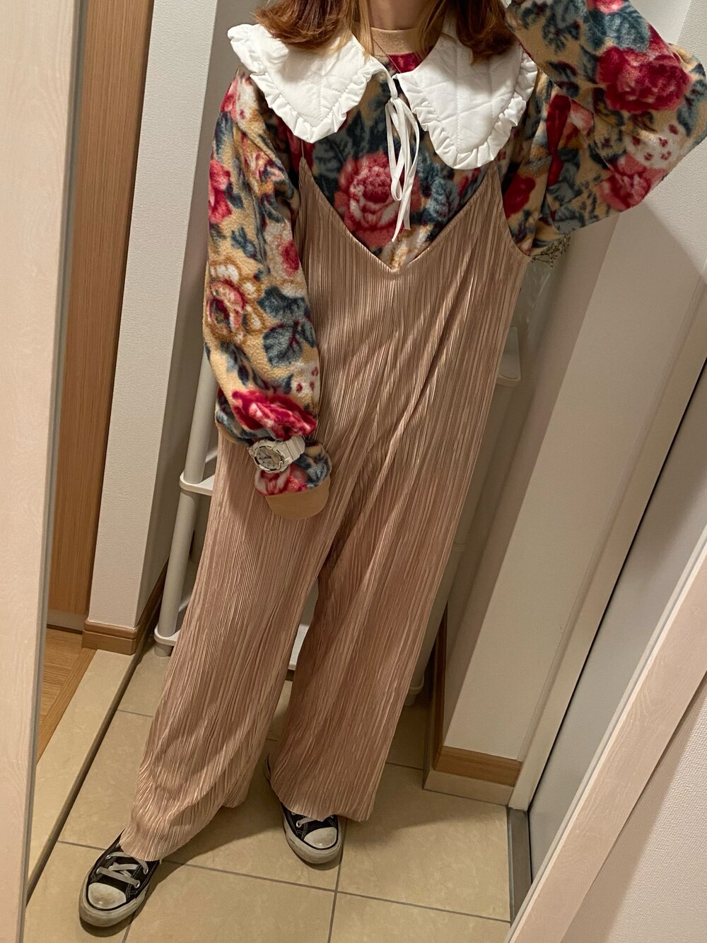 「古着MIX、つけ襟、STYLENANDA、スタイルナンダ、古着、韓国ファッション、原宿、レイヤードスタイル、converse」｜「STYLENANDAのアイテム（つなぎ/オールインワン、ベージュ系）」を使った、ㅎㄹさん（レディース・155cm）の春コーディネートの1枚目の写真