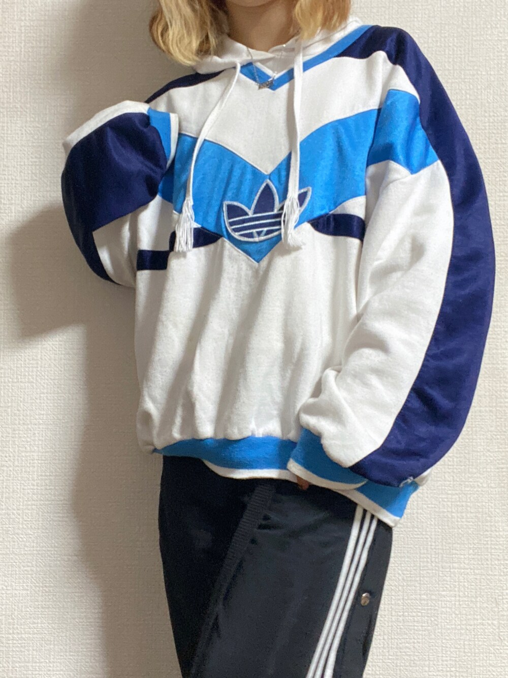 「adidas、adidas originals、古着、ジャージ、ジャージコーデ、80s、90'sスタイル、原宿」｜「adidas Originalsのアイテム（スウェット、ブルー系）」を使った、ㅎㄹさん（レディース・155cm）の冬コーディネートの1枚目の写真