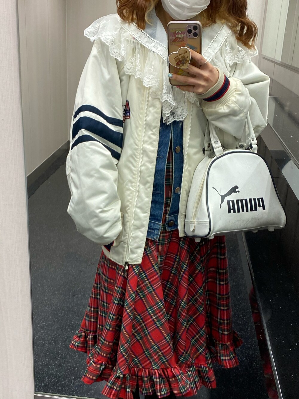 「マーメイドスカート、タータンチェック、タータンチェックスカート、ビッグカラー、ビッグ襟、ブラウス、ブラウス×デニム、New Balance、PUMA、80s、90'sスタイル」｜「NEW BALANCEのアイテム（ナイロンジャケット、ホワイト系）」を使った、ㅎㄹさん（レディース・155cm）の冬コーディネートの1枚目の写真
